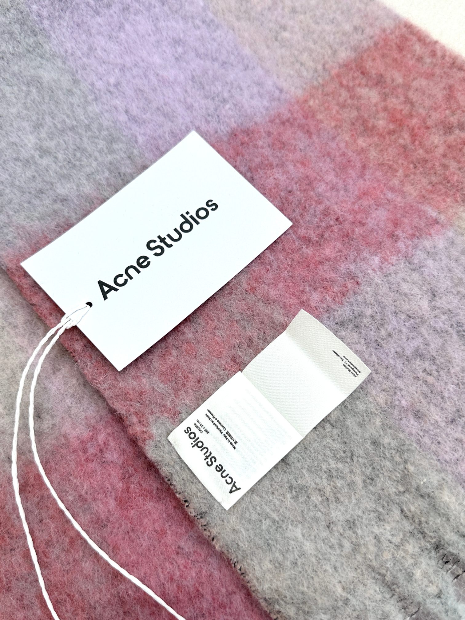 2024年爆款到货！✔️原厂原单，ACNE新款羊驼毛➕马海毛彩虹围巾，斯德哥尔摩的温暖色彩！第一眼便爱上