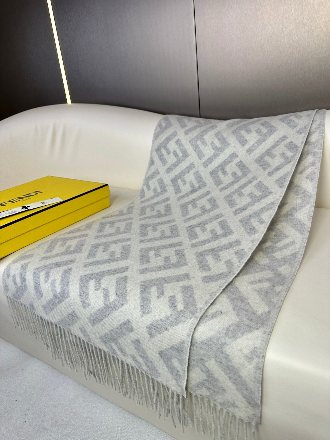 面料：羊绒尺寸：45*170颜色： 咖色 红色 灰色 奶茶色时尚达人搭配首选长款流苏围巾。棕色羊绒和羊毛