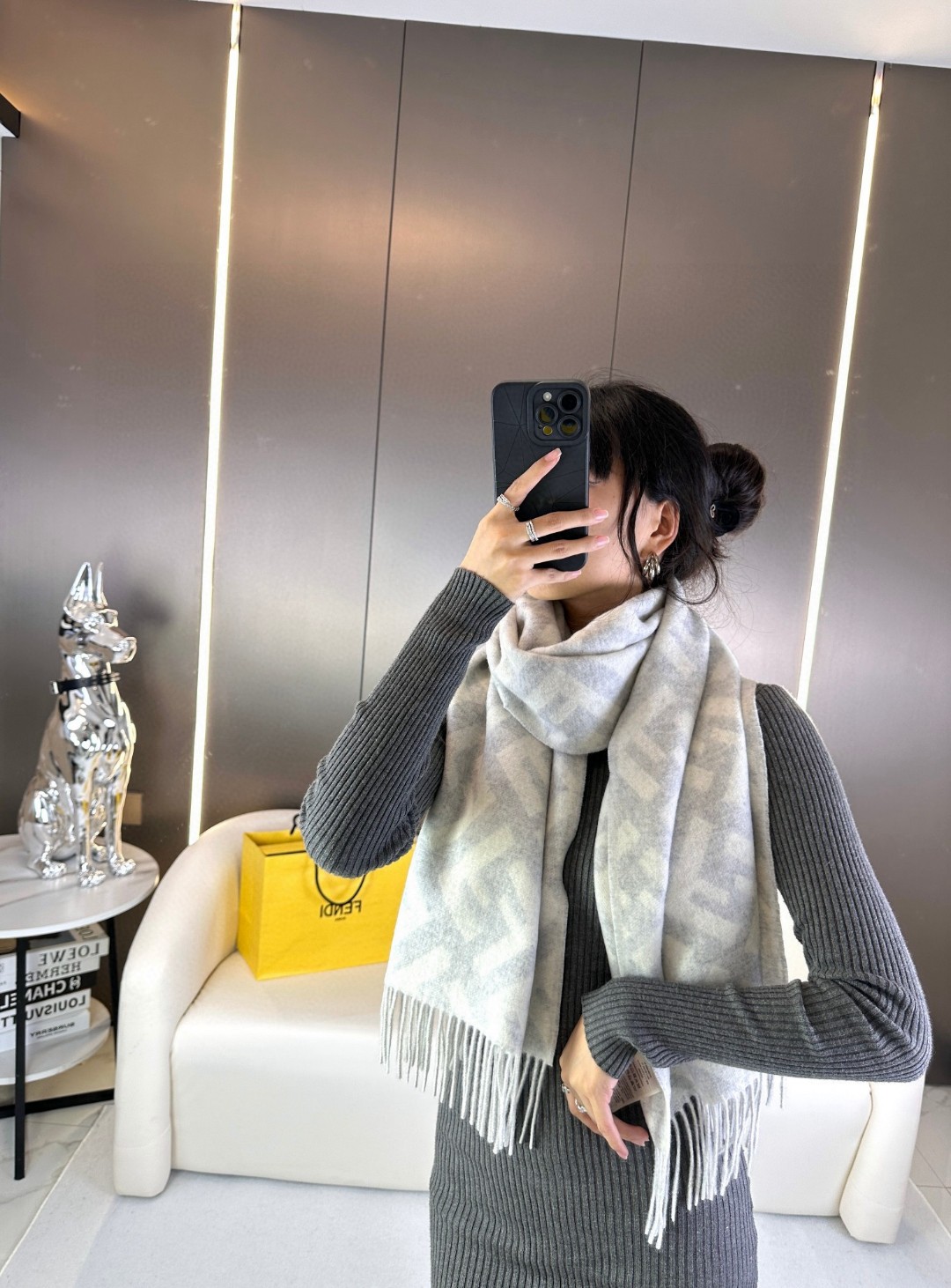 面料：羊绒尺寸：45*170颜色： 咖色 红色 灰色 奶茶色时尚达人搭配首选长款流苏围巾。棕色羊绒和羊毛