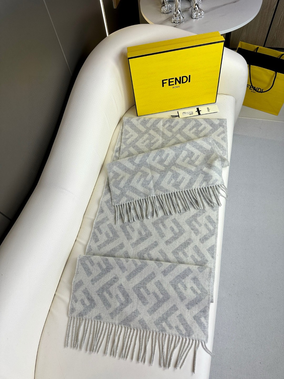 面料：羊绒尺寸：45*170颜色： 咖色 红色 灰色 奶茶色时尚达人搭配首选长款流苏围巾。棕色羊绒和羊毛