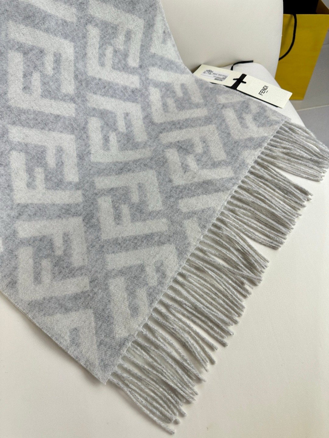 面料：羊绒尺寸：45*170颜色： 咖色 红色 灰色 奶茶色时尚达人搭配首选长款流苏围巾。棕色羊绒和羊毛