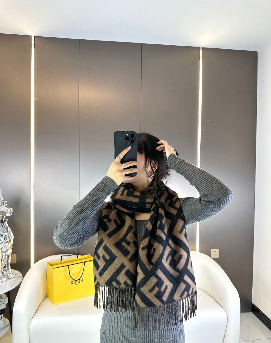 面料：羊绒尺寸：45*170颜色： 咖色 红色 灰色 奶茶色时尚达人搭配首选长款流苏围巾。棕色羊绒和羊毛