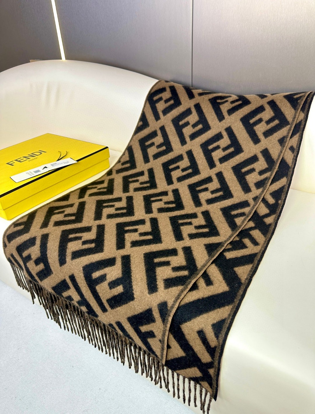 面料：羊绒尺寸：45*170颜色： 咖色 红色 灰色 奶茶色时尚达人搭配首选长款流苏围巾。棕色羊绒和羊毛