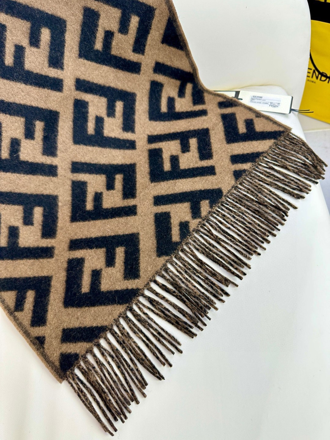 面料：羊绒尺寸：45*170颜色： 咖色 红色 灰色 奶茶色时尚达人搭配首选长款流苏围巾。棕色羊绒和羊毛