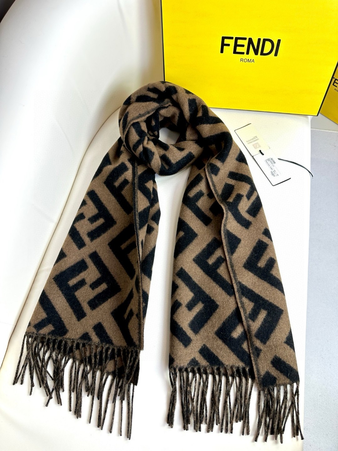 面料：羊绒尺寸：45*170颜色： 咖色 红色 灰色 奶茶色时尚达人搭配首选长款流苏围巾。棕色羊绒和羊毛