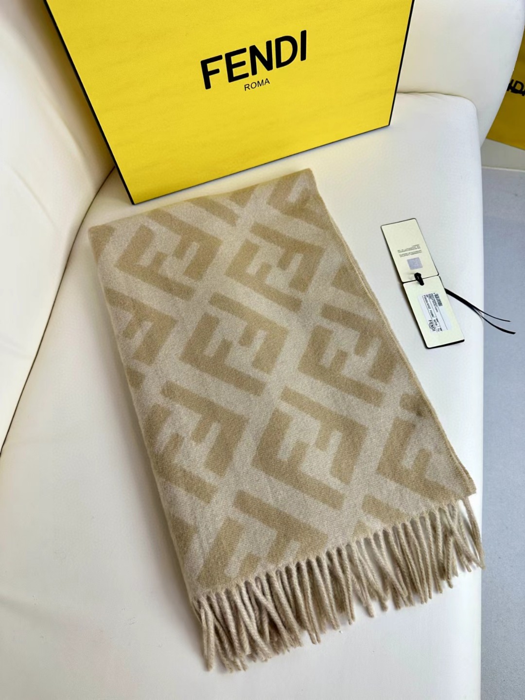 面料：羊绒尺寸：45*170颜色： 咖色 红色 灰色 奶茶色时尚达人搭配首选长款流苏围巾。棕色羊绒和羊毛