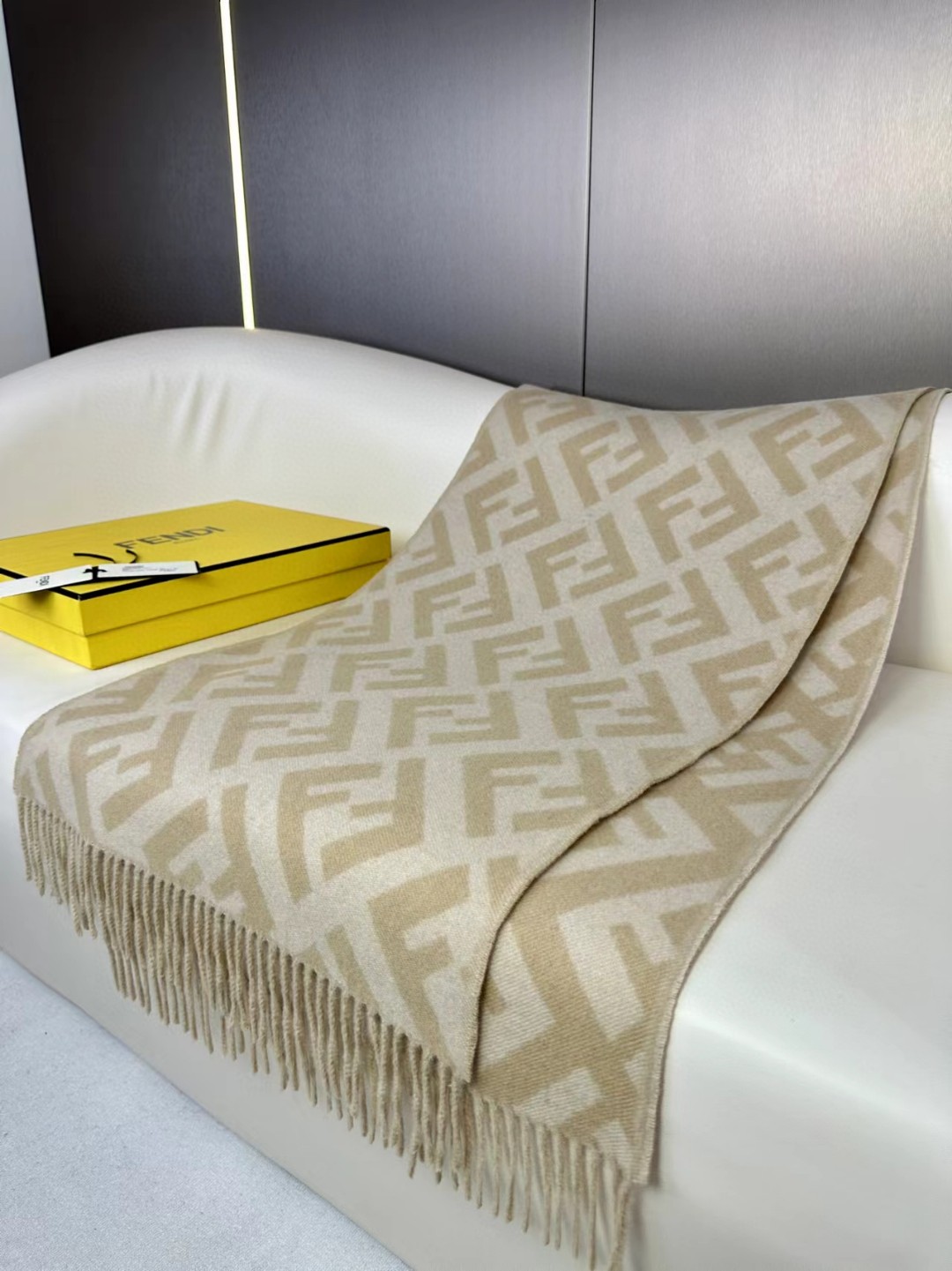 面料：羊绒尺寸：45*170颜色： 咖色 红色 灰色 奶茶色时尚达人搭配首选长款流苏围巾。棕色羊绒和羊毛