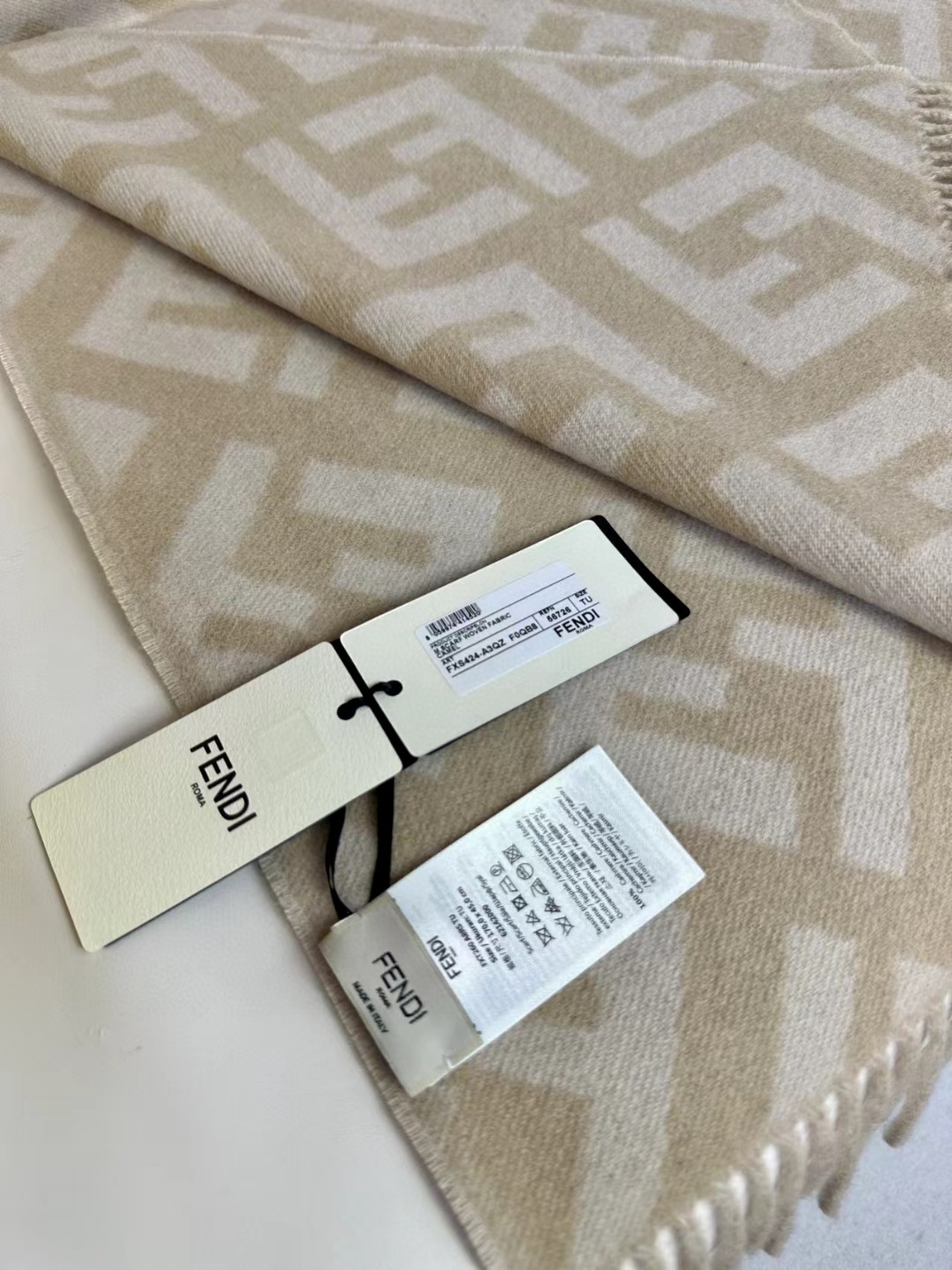 面料：羊绒尺寸：45*170颜色： 咖色 红色 灰色 奶茶色时尚达人搭配首选长款流苏围巾。棕色羊绒和羊毛