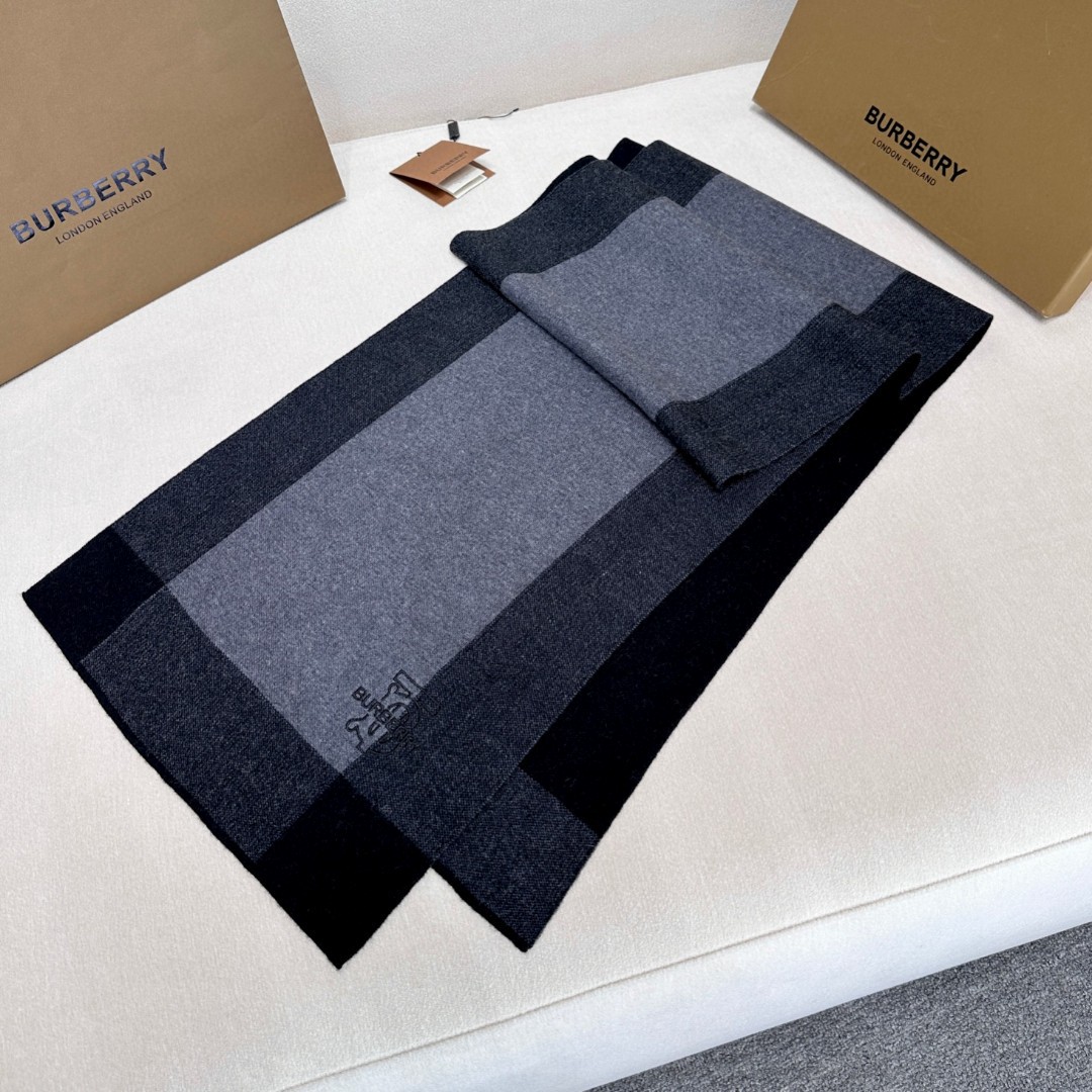 Burberry爆款上新 高端男士围巾👍【TB羊绒格纹】独家牛货🐂 奢华尽在尺寸之间，高端品质‼️具有超