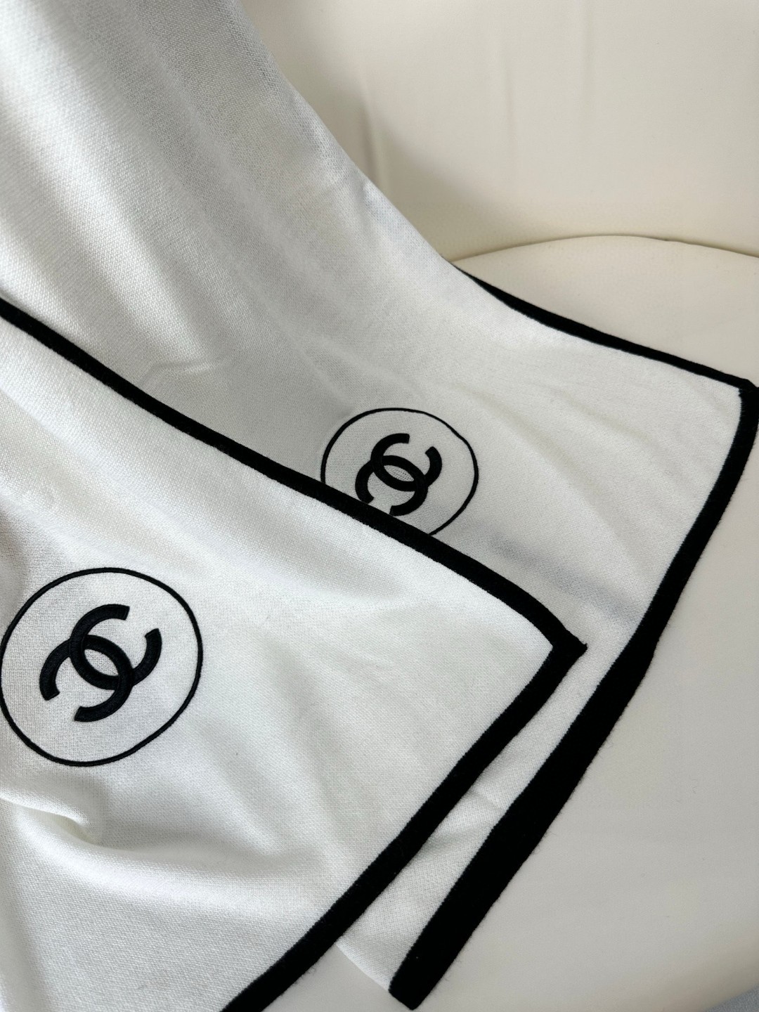 Chanel 小香薄款丝绒长巾（吴昕 、古力娜扎同款）衣橱必收纳款✦这款如同绿水鬼般在专柜不加价是买不到