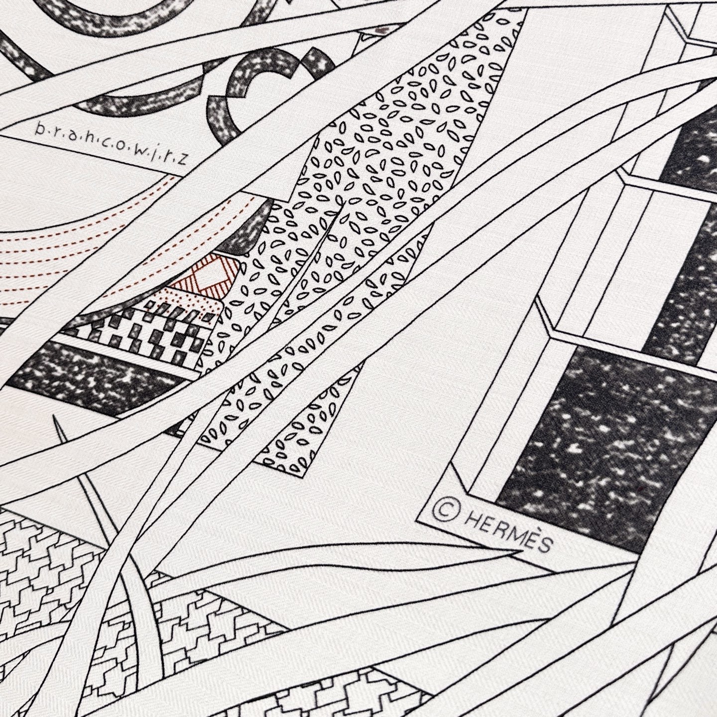 。爱马仕之约 双面同色丝绒 这位优雅的女士在准备什么神秘约会,行色匆匆地将钥匙放进口袋中。忠诚的大麦町犬