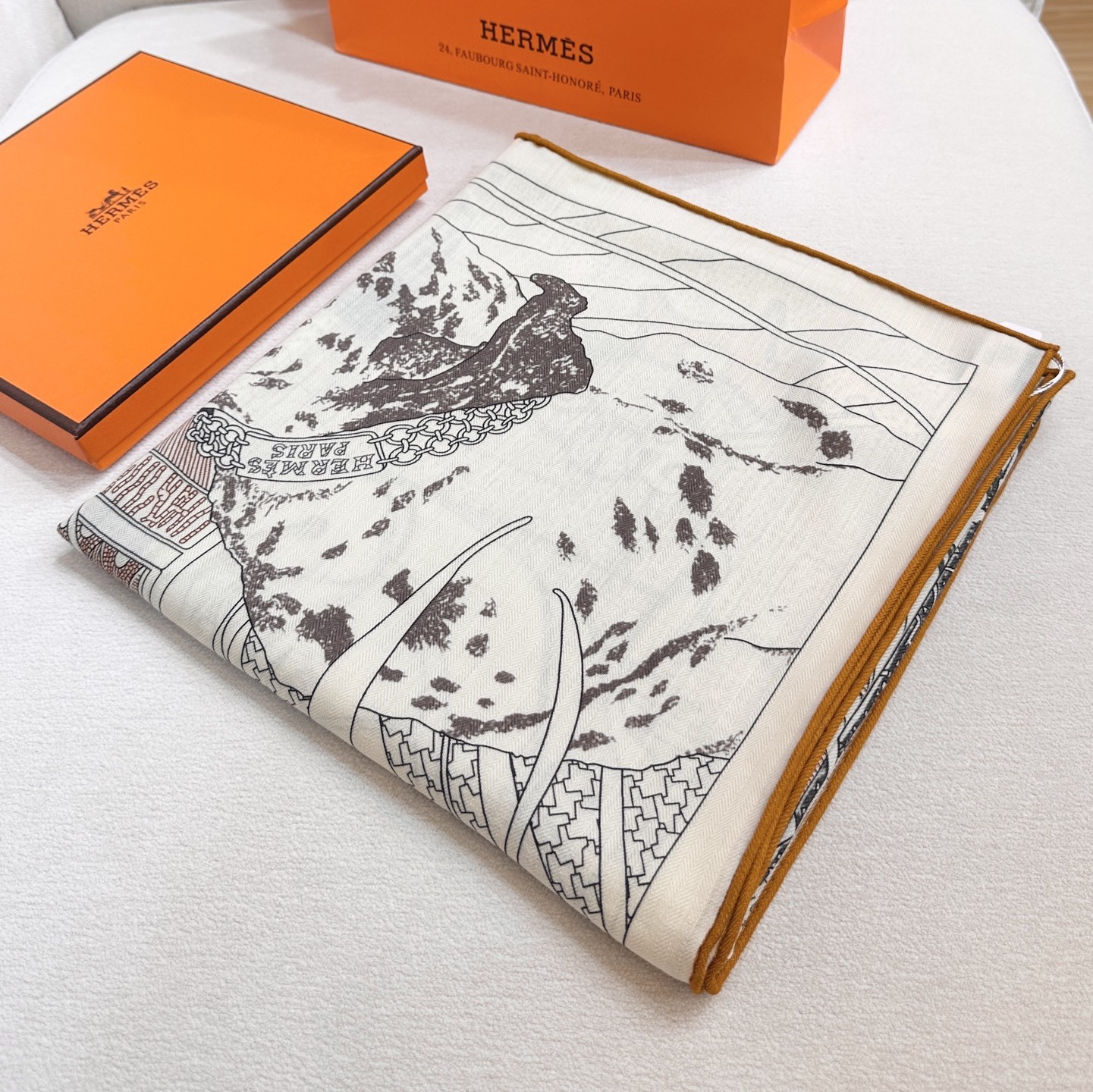 。爱马仕之约 双面同色丝绒 这位优雅的女士在准备什么神秘约会,行色匆匆地将钥匙放进口袋中。忠诚的大麦町犬