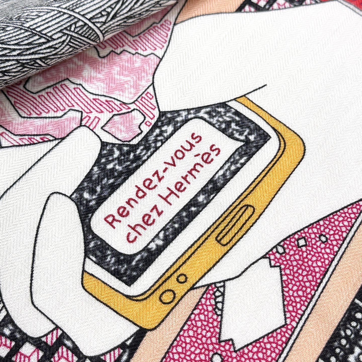 。爱马仕之约 双面同色丝绒 这位优雅的女士在准备什么神秘约会,行色匆匆地将钥匙放进口袋中。忠诚的大麦町犬