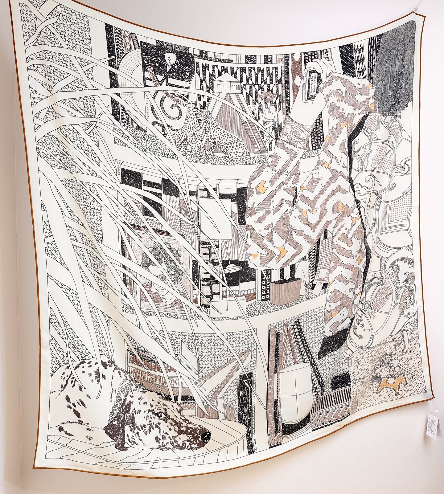 。爱马仕之约 双面同色丝绒 这位优雅的女士在准备什么神秘约会,行色匆匆地将钥匙放进口袋中。忠诚的大麦町犬