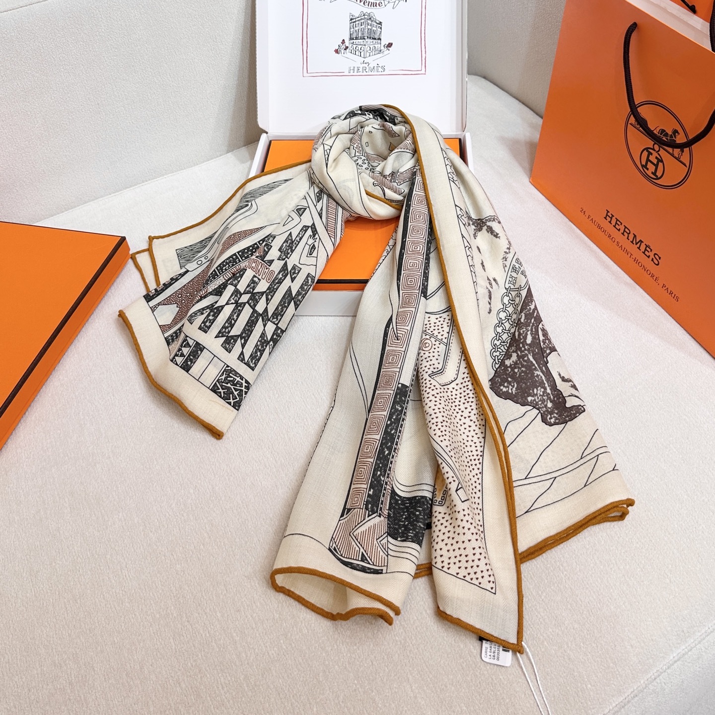 。爱马仕之约 双面同色丝绒 这位优雅的女士在准备什么神秘约会,行色匆匆地将钥匙放进口袋中。忠诚的大麦町犬