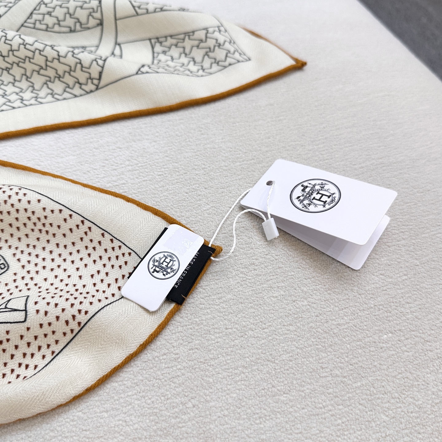 。爱马仕之约 双面同色丝绒 这位优雅的女士在准备什么神秘约会,行色匆匆地将钥匙放进口袋中。忠诚的大麦町犬