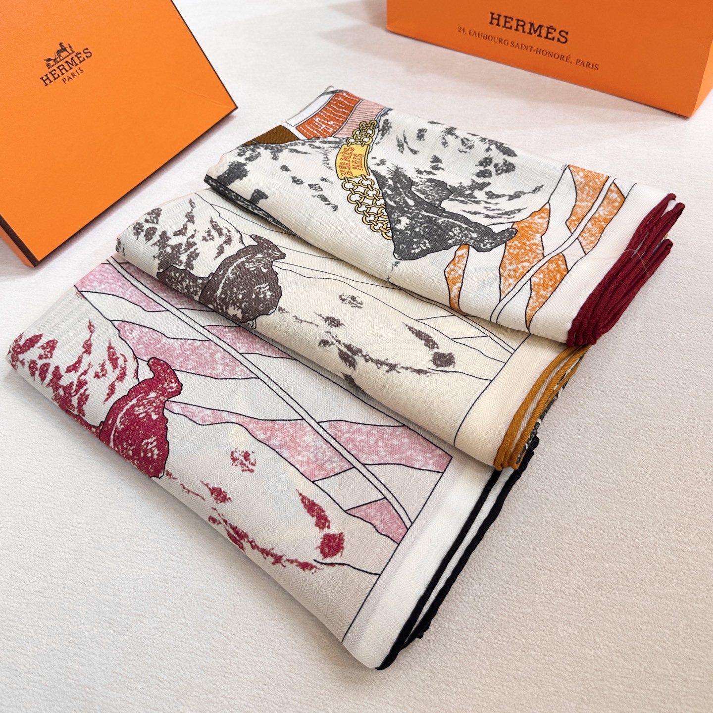 。爱马仕之约 双面同色丝绒 这位优雅的女士在准备什么神秘约会,行色匆匆地将钥匙放进口袋中。忠诚的大麦町犬