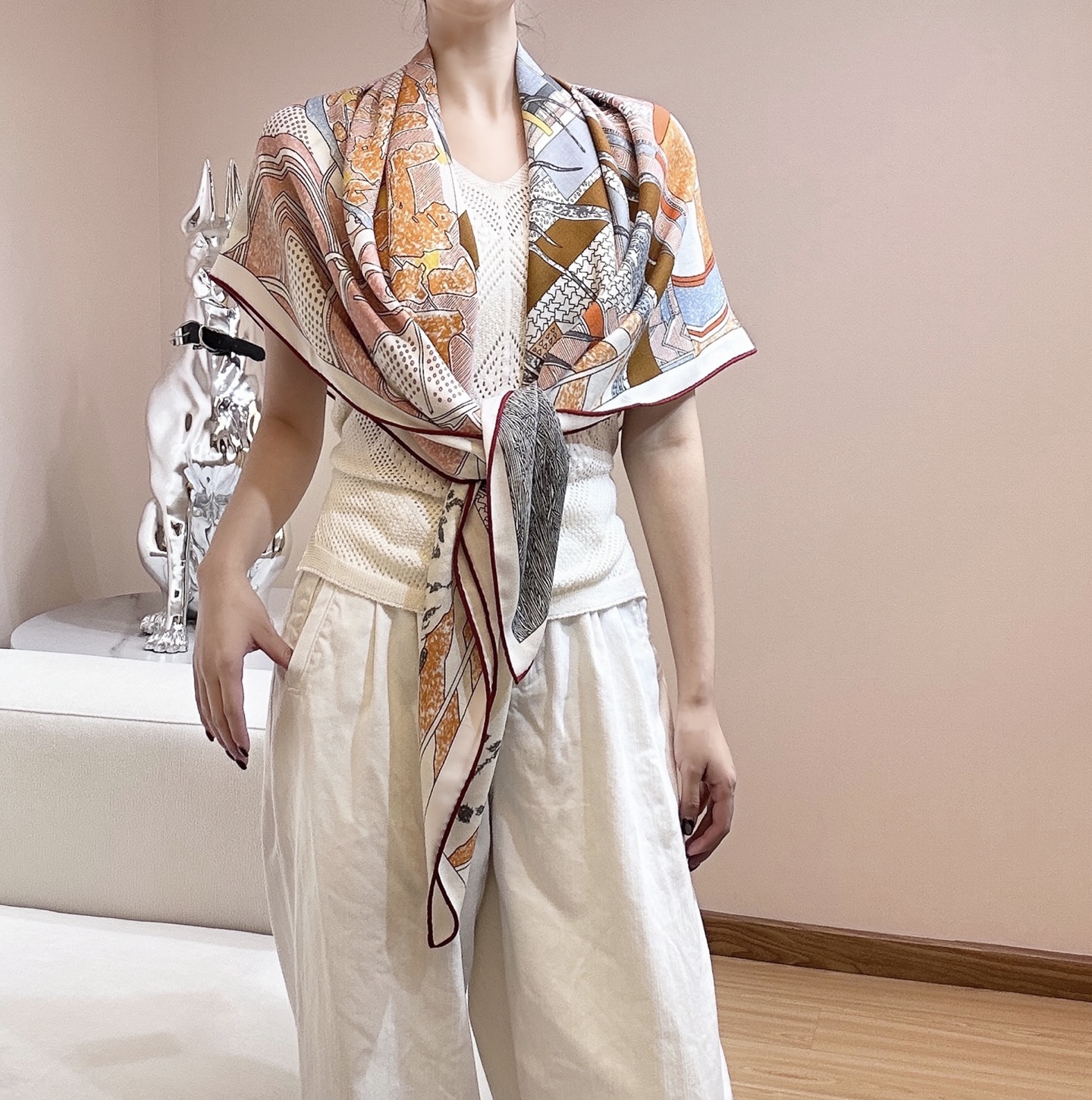 。爱马仕之约 双面同色丝绒 这位优雅的女士在准备什么神秘约会，行色匆匆地将钥匙放进口袋中。忠诚的大麦町犬