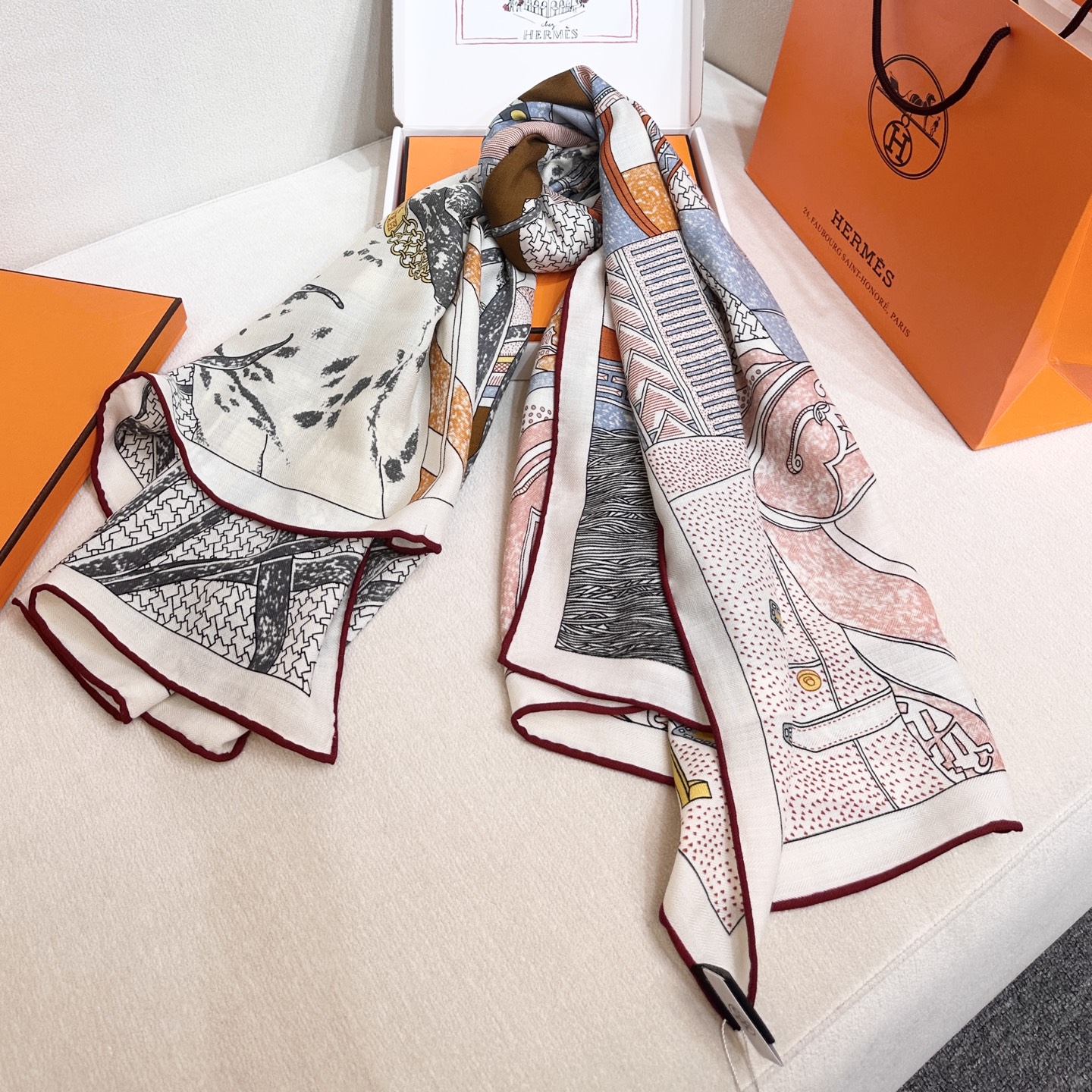 。爱马仕之约 双面同色丝绒 这位优雅的女士在准备什么神秘约会，行色匆匆地将钥匙放进口袋中。忠诚的大麦町犬