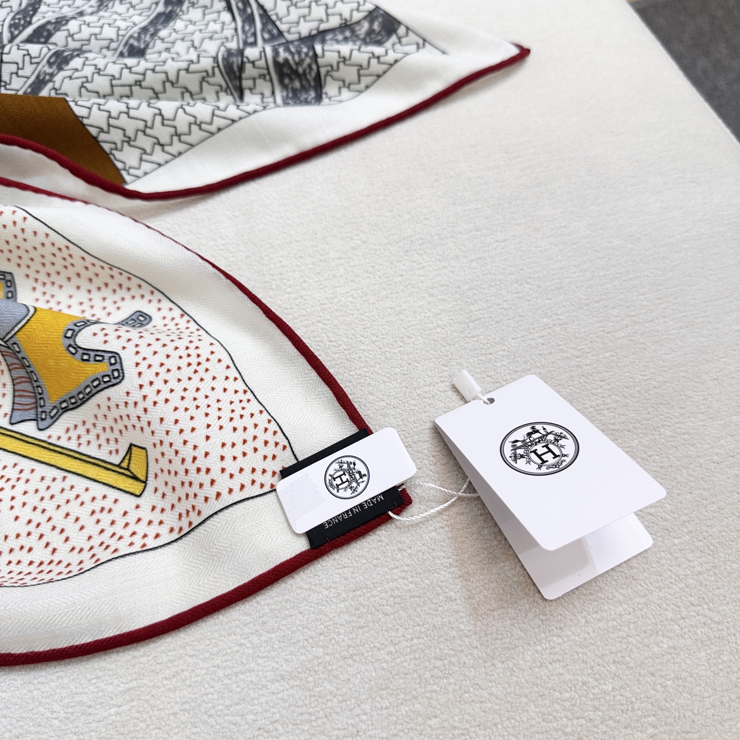 。爱马仕之约 双面同色丝绒 这位优雅的女士在准备什么神秘约会，行色匆匆地将钥匙放进口袋中。忠诚的大麦町犬