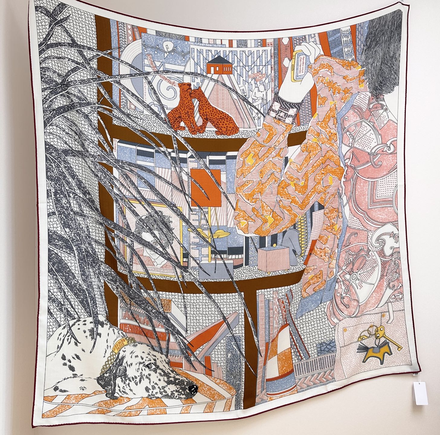 。爱马仕之约 双面同色丝绒 这位优雅的女士在准备什么神秘约会，行色匆匆地将钥匙放进口袋中。忠诚的大麦町犬