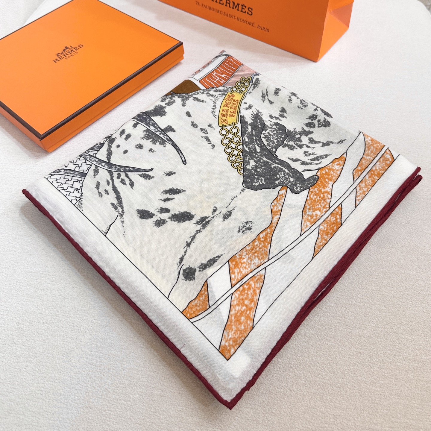 。爱马仕之约 双面同色丝绒 这位优雅的女士在准备什么神秘约会，行色匆匆地将钥匙放进口袋中。忠诚的大麦町犬