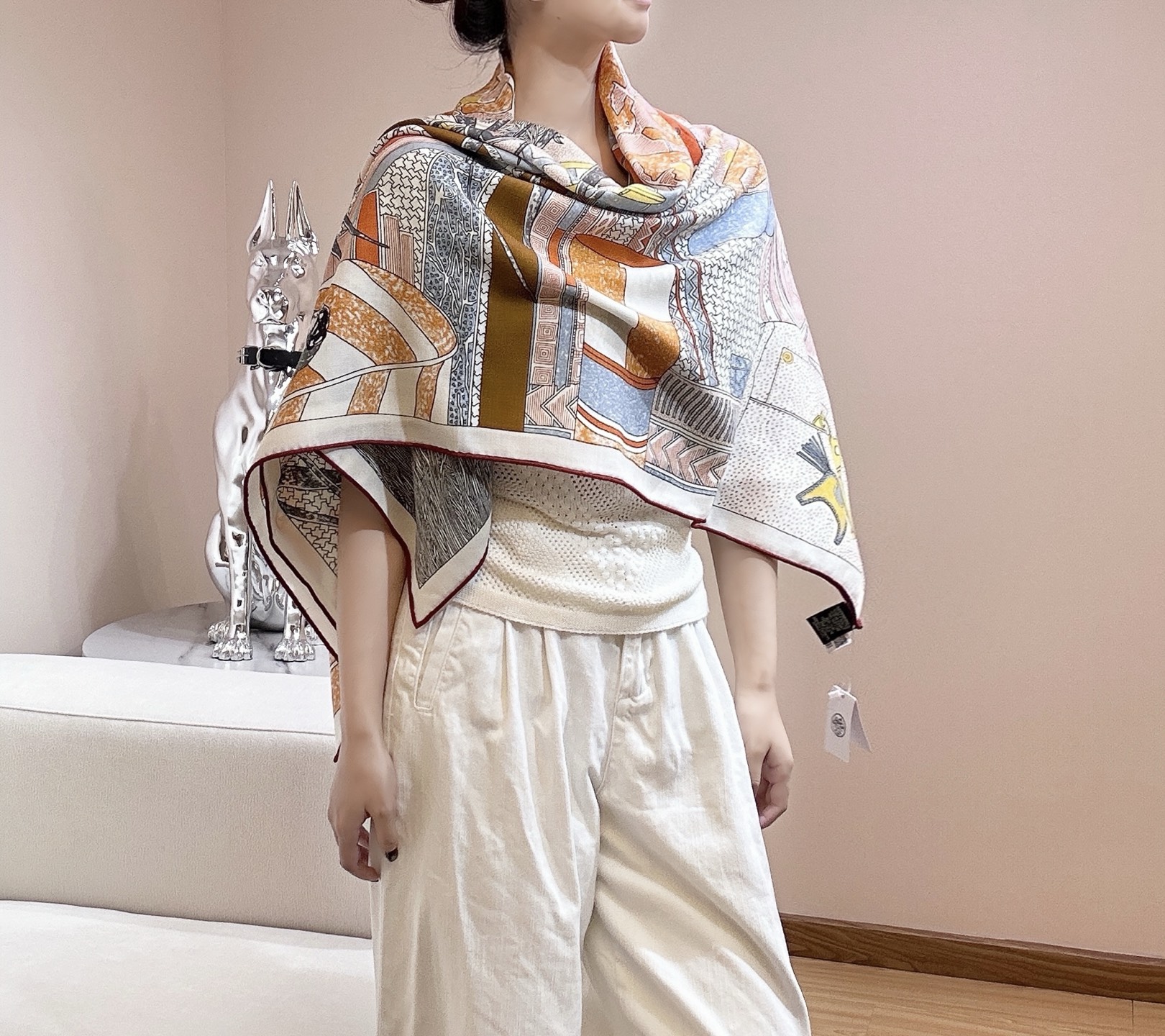 。爱马仕之约 双面同色丝绒 这位优雅的女士在准备什么神秘约会，行色匆匆地将钥匙放进口袋中。忠诚的大麦町犬