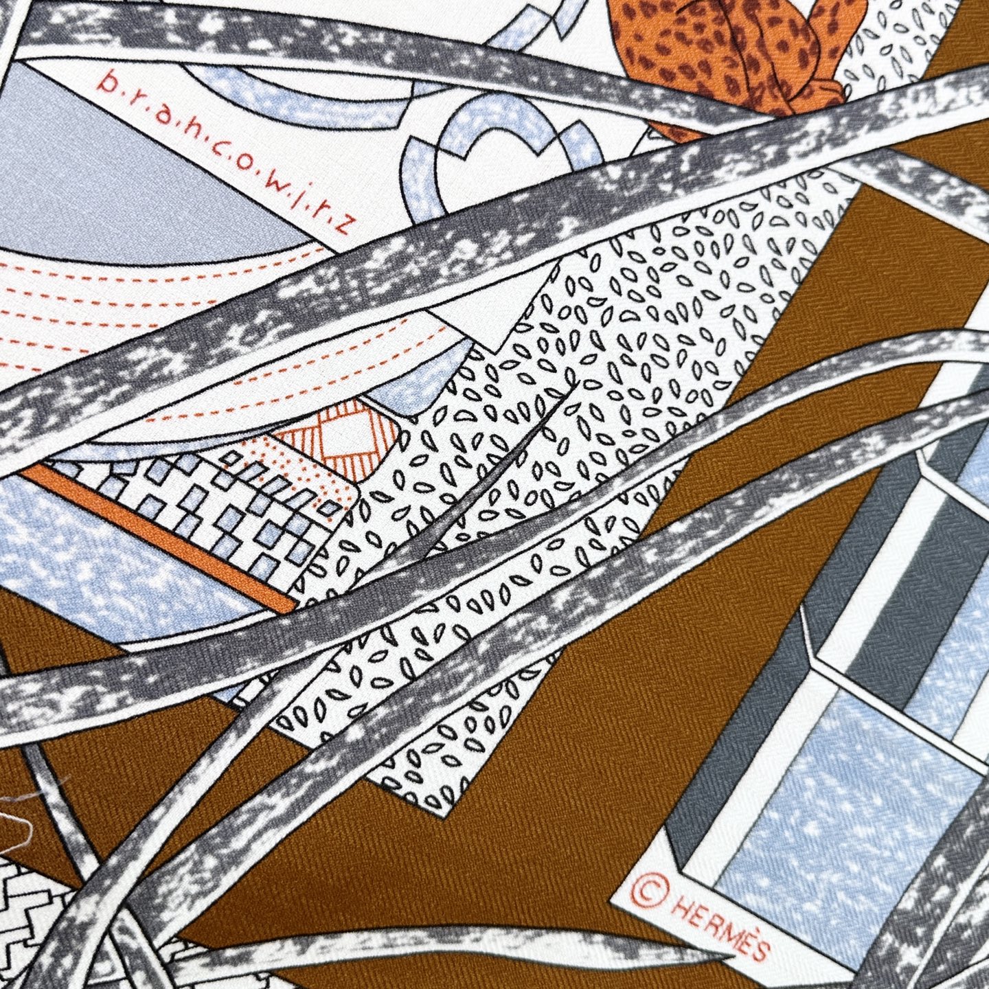 。爱马仕之约 双面同色丝绒 这位优雅的女士在准备什么神秘约会，行色匆匆地将钥匙放进口袋中。忠诚的大麦町犬