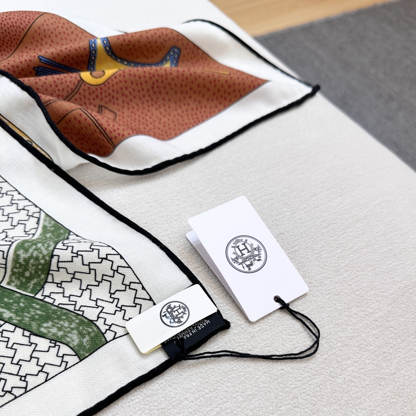 。爱马仕之约 双面同色丝绒 这位优雅的女士在准备什么神秘约会,行色匆匆地将钥匙放进口袋中。忠诚的大麦町犬