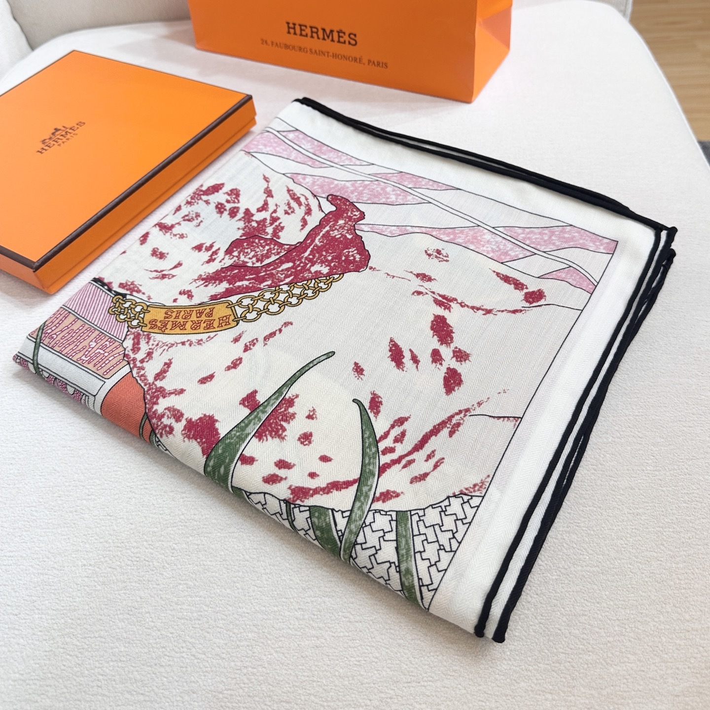 。爱马仕之约 双面同色丝绒 这位优雅的女士在准备什么神秘约会,行色匆匆地将钥匙放进口袋中。忠诚的大麦町犬