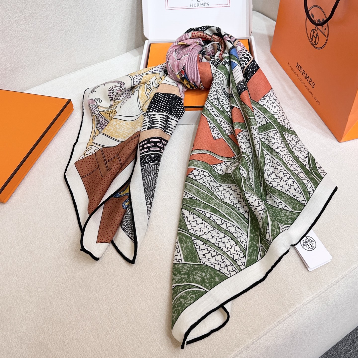 。爱马仕之约 双面同色丝绒 这位优雅的女士在准备什么神秘约会,行色匆匆地将钥匙放进口袋中。忠诚的大麦町犬