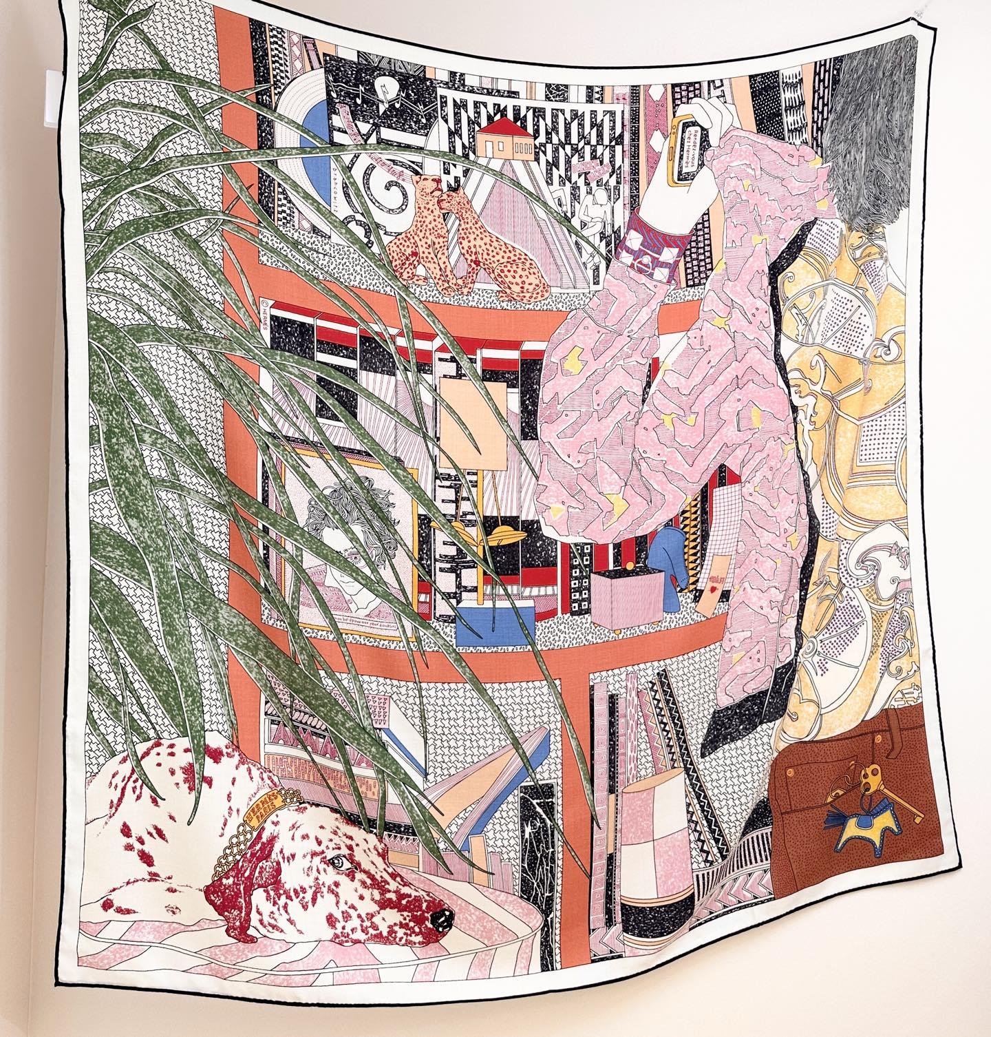 。爱马仕之约 双面同色丝绒 这位优雅的女士在准备什么神秘约会,行色匆匆地将钥匙放进口袋中。忠诚的大麦町犬