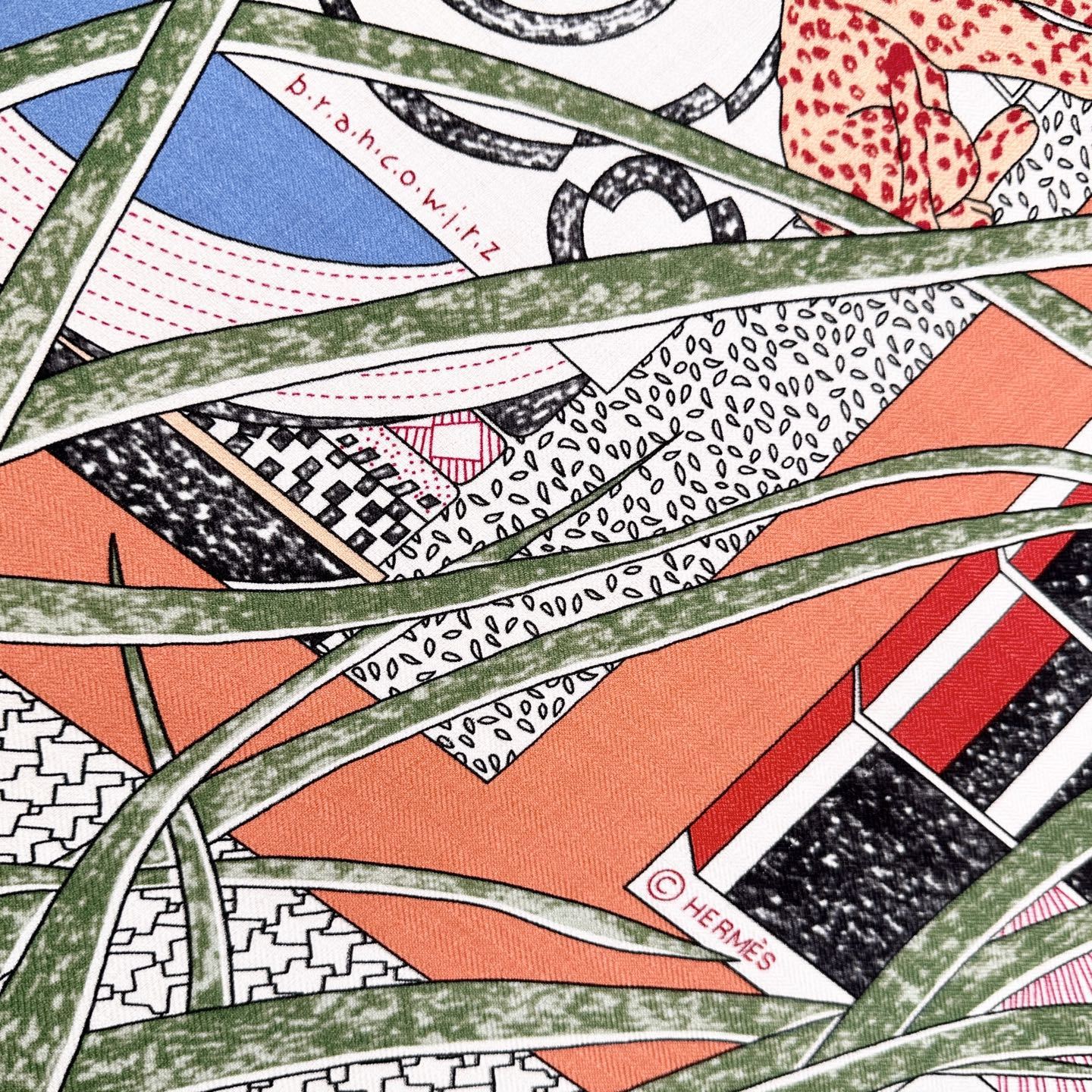 。爱马仕之约 双面同色丝绒 这位优雅的女士在准备什么神秘约会,行色匆匆地将钥匙放进口袋中。忠诚的大麦町犬