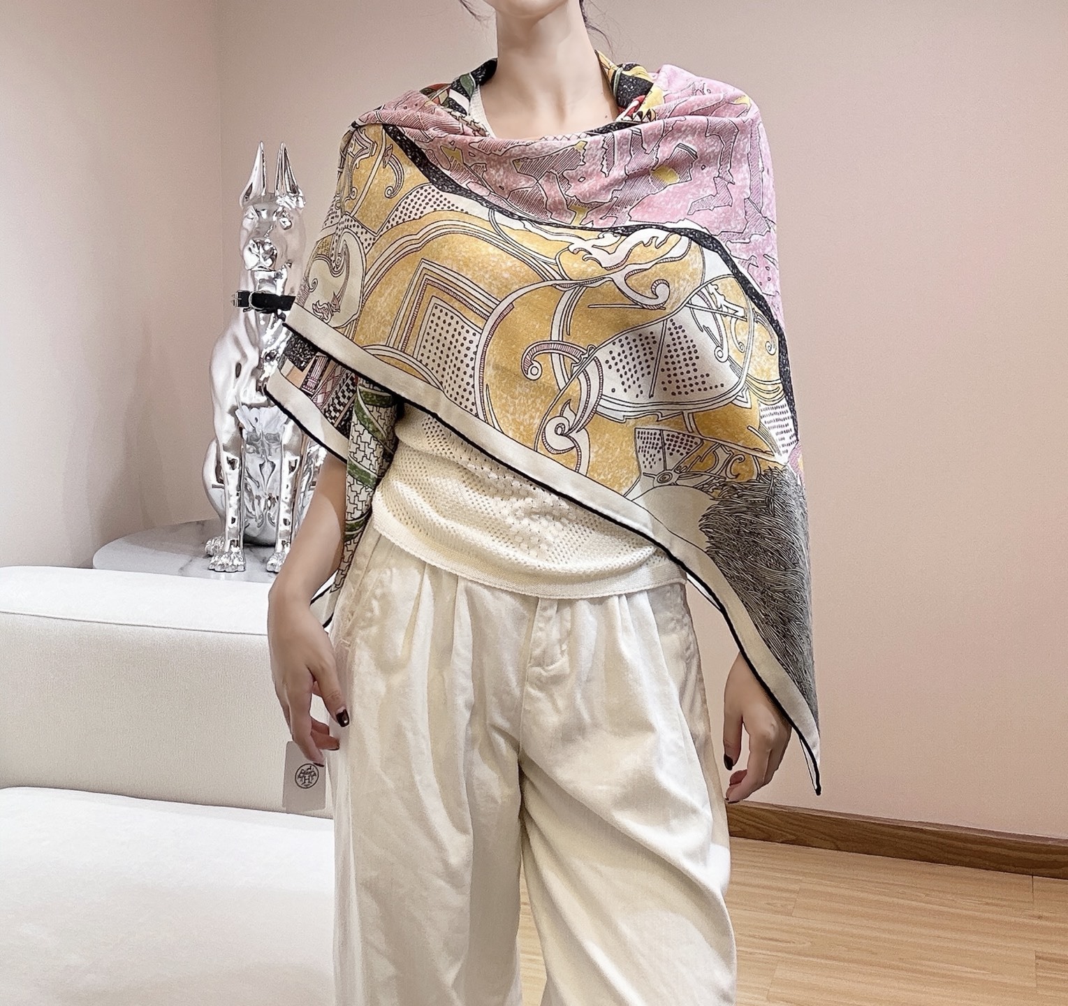 。爱马仕之约 双面同色丝绒 这位优雅的女士在准备什么神秘约会,行色匆匆地将钥匙放进口袋中。忠诚的大麦町犬