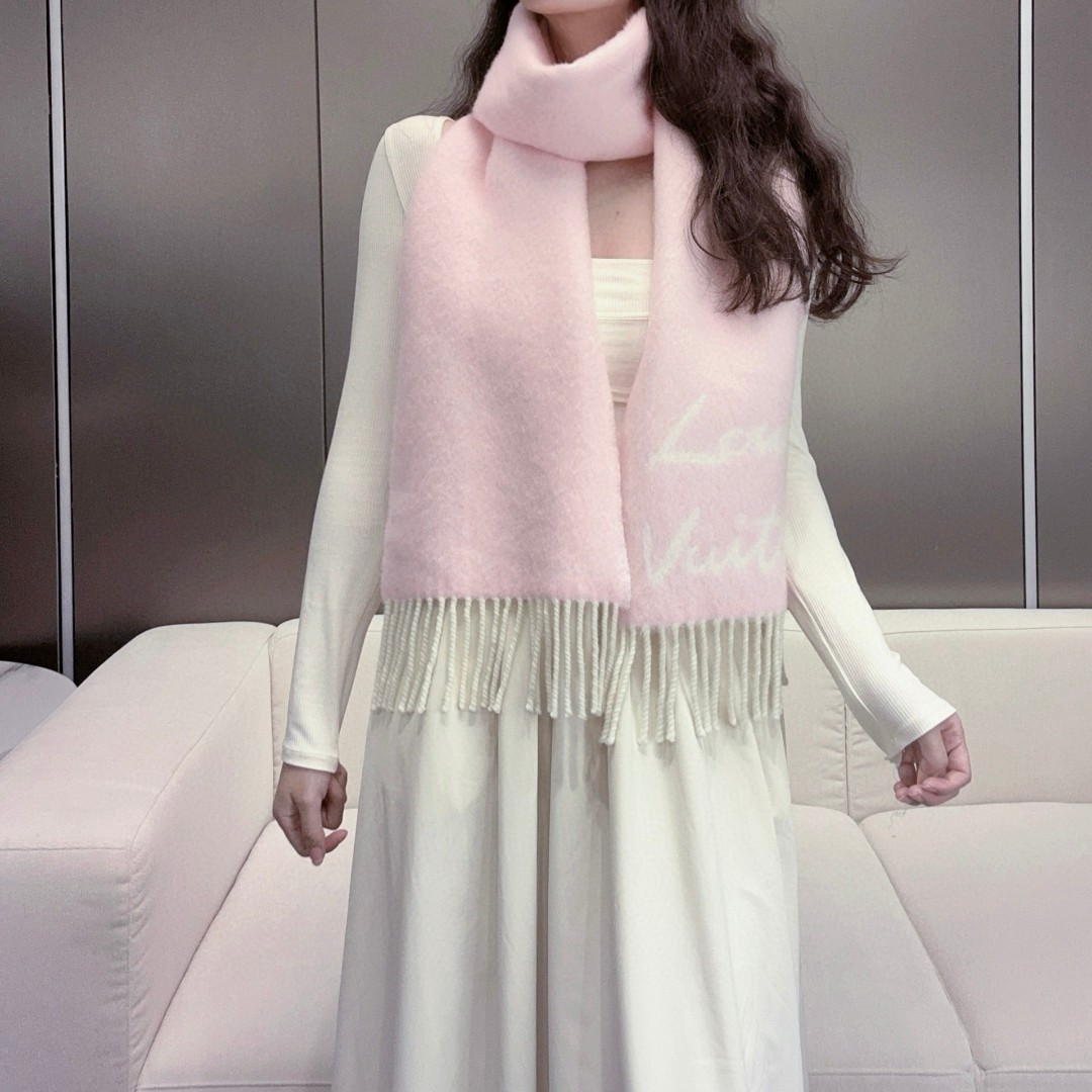 大驴家24年最美的围巾没有之一，独家首发，Fluffygram 围巾取材羊驼毛和绵羊毛混纺，以拉绒处理营
