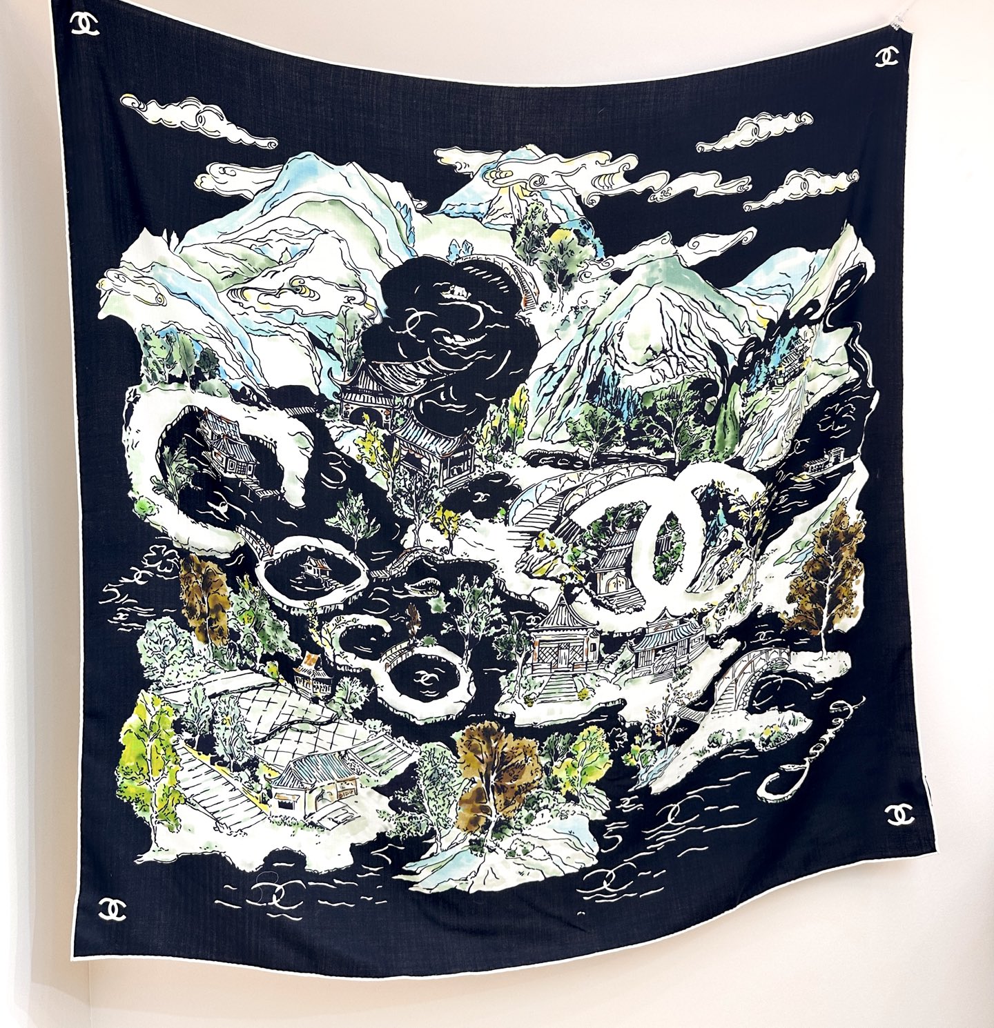 香奈儿上新❤️【Chanel】 经典茶花优雅Coco风，Chanel最新丝绒大方巾~气质到骨子里，香奶奶