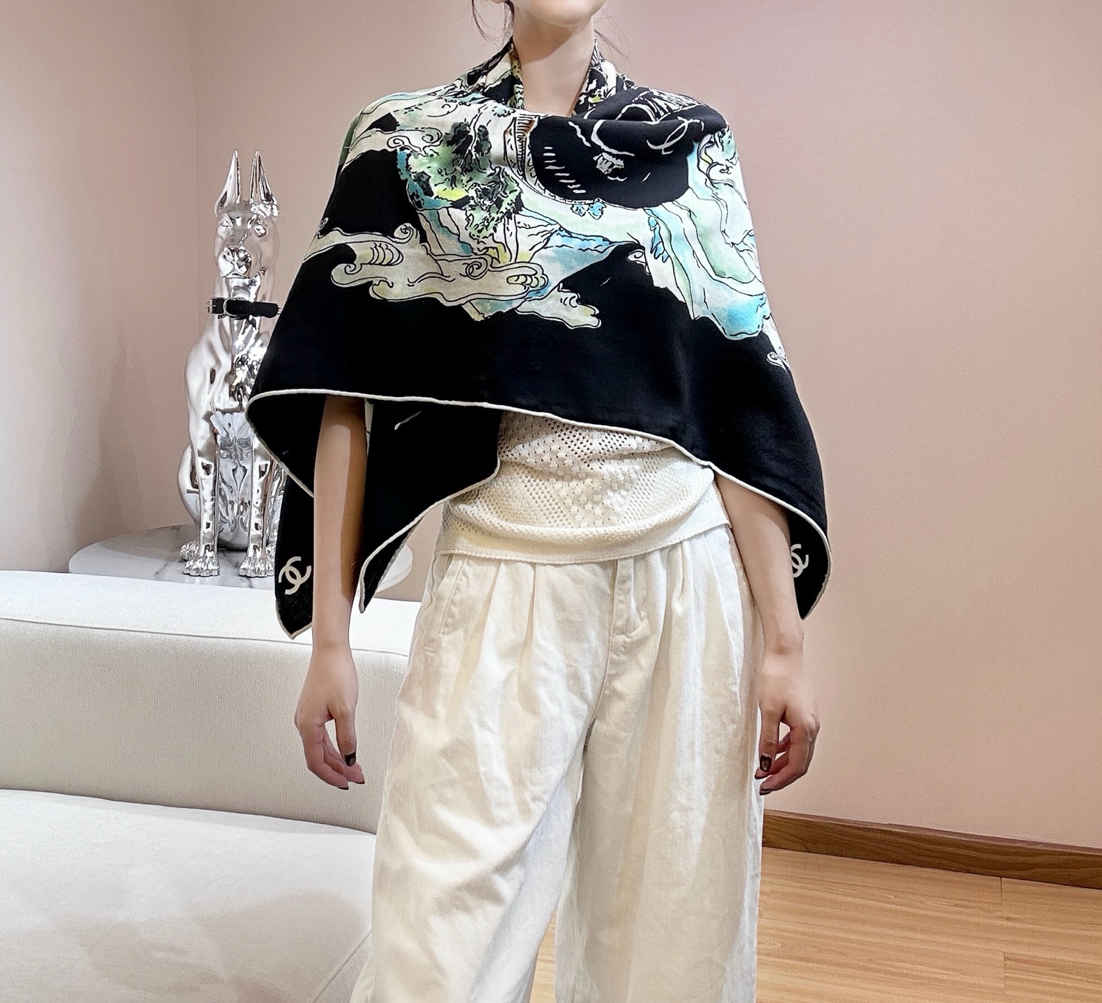 香奈儿上新❤️【Chanel】 经典茶花优雅Coco风，Chanel最新丝绒大方巾~气质到骨子里，香奶奶