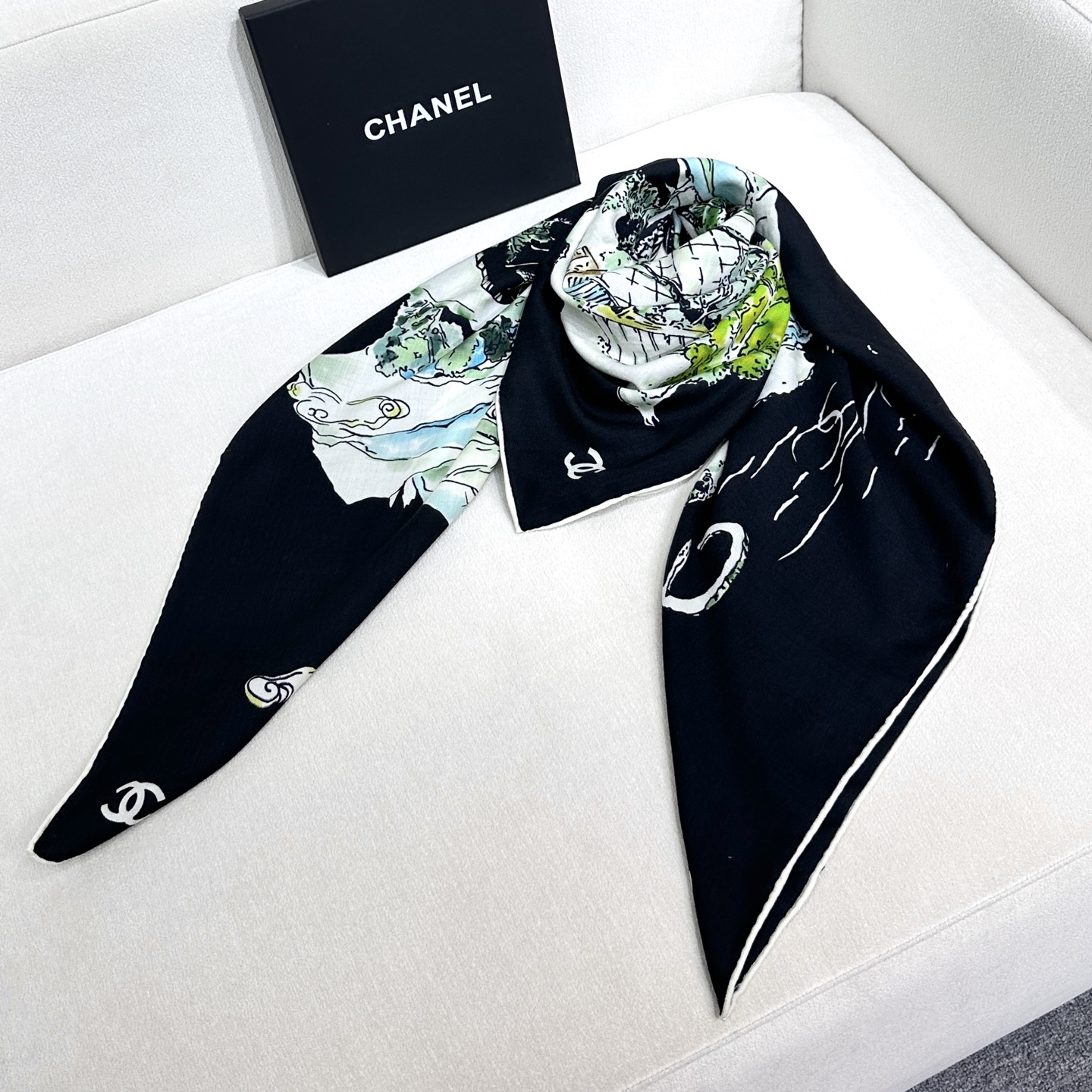 香奈儿上新❤️【Chanel】 经典茶花优雅Coco风，Chanel最新丝绒大方巾~气质到骨子里，香奶奶