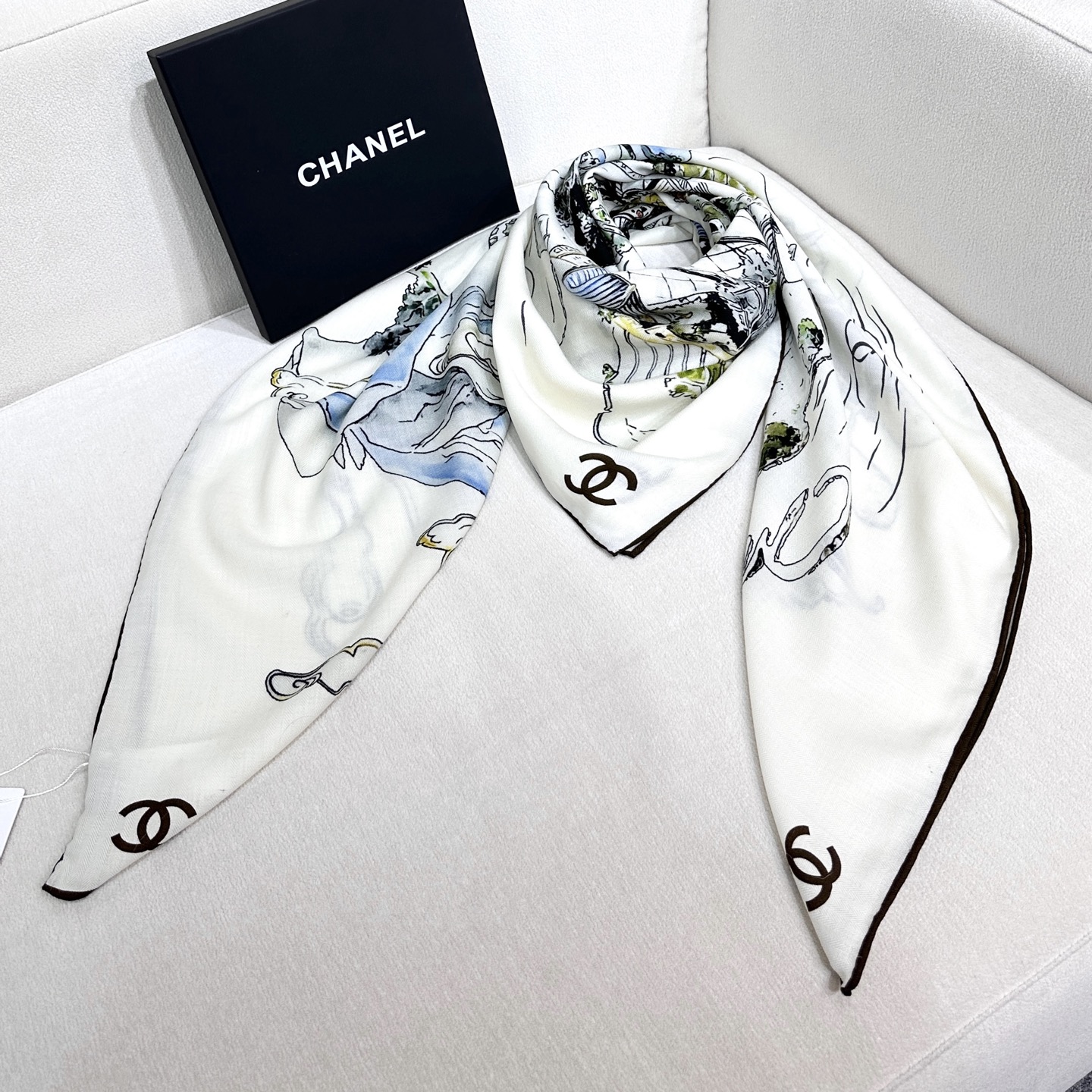 香奈儿上新❤️【Chanel】 经典茶花优雅Coco风，Chanel最新丝绒大方巾~气质到骨子里，香奶奶