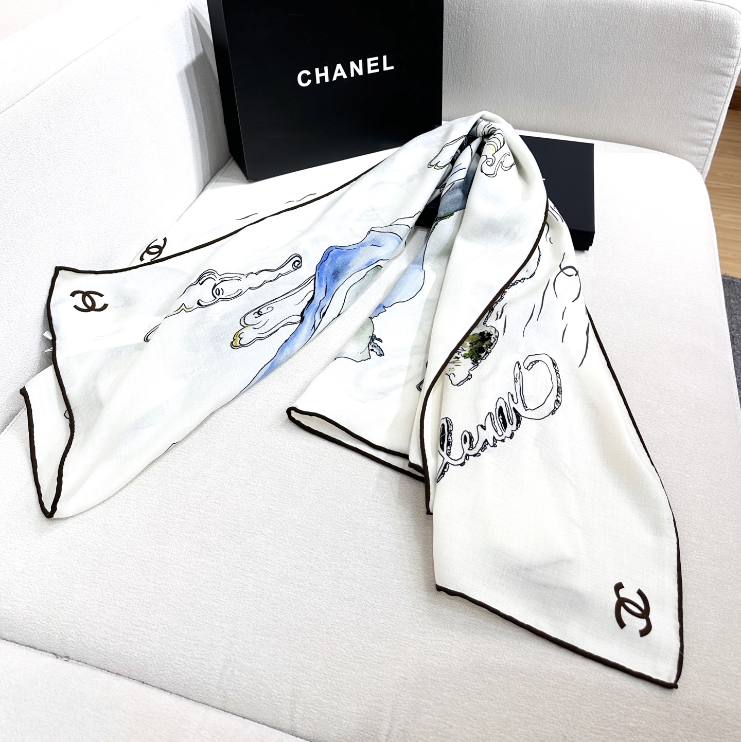 香奈儿上新❤️【Chanel】 经典茶花优雅Coco风，Chanel最新丝绒大方巾~气质到骨子里，香奶奶