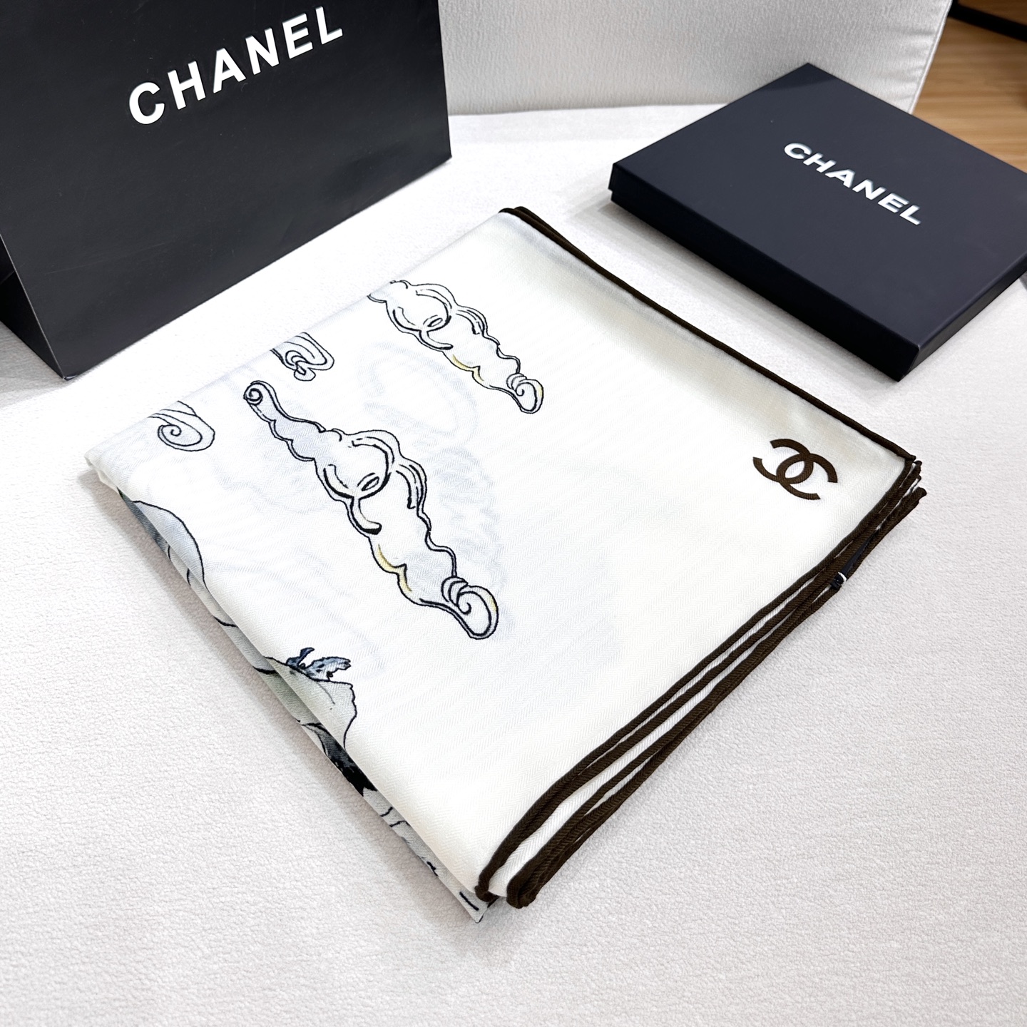 香奈儿上新❤️【Chanel】 经典茶花优雅Coco风，Chanel最新丝绒大方巾~气质到骨子里，香奶奶