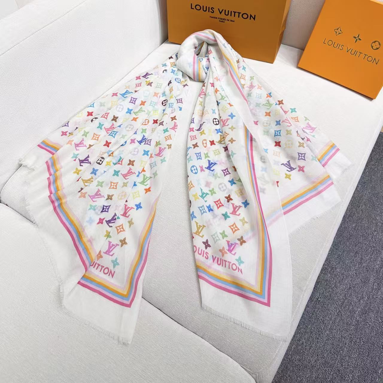 Lv 家 2025最新款[得意]真心赞，高品质羊绒，我家工厂的密度可以对比！实物真心美 🎀披肩配以印花💓