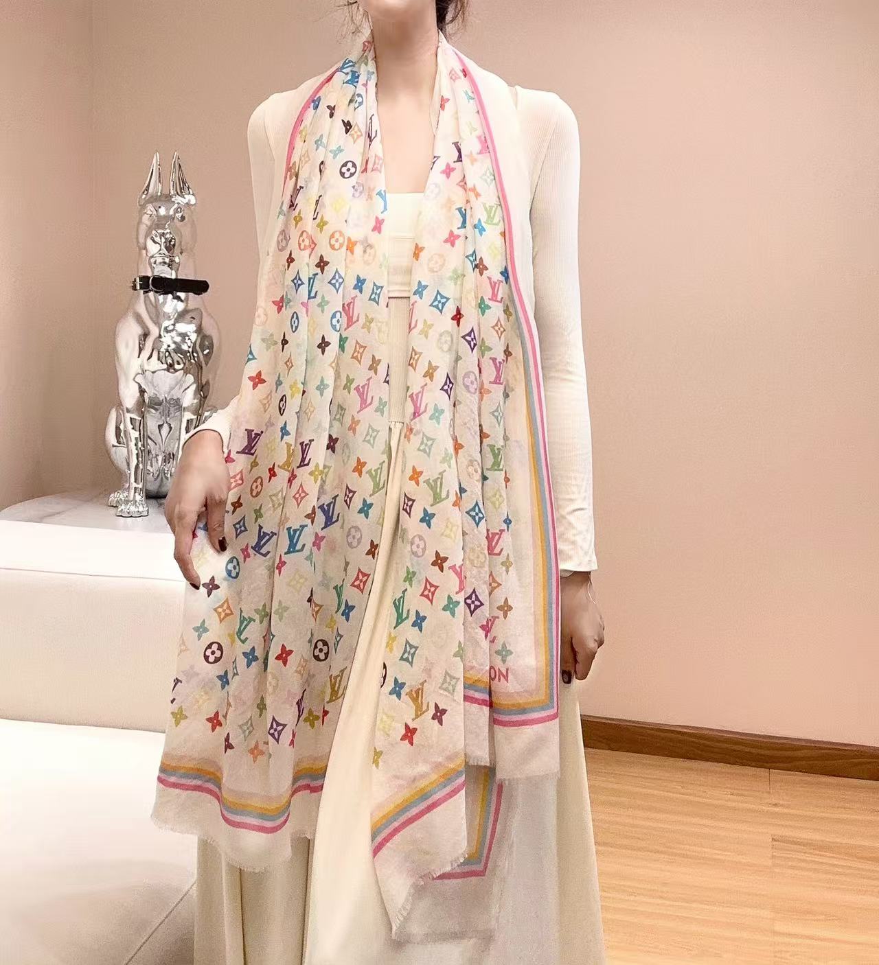 Lv 家 2025最新款[得意]真心赞，高品质羊绒，我家工厂的密度可以对比！实物真心美 🎀披肩配以印花💓