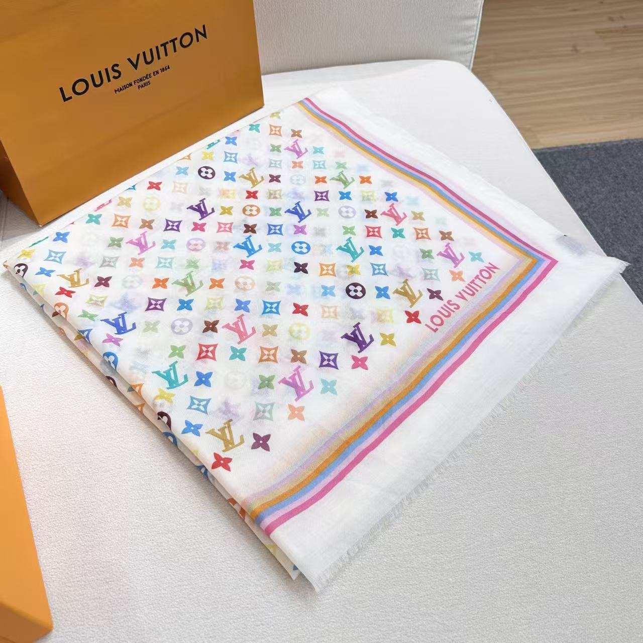 Lv 家 2025最新款[得意]真心赞，高品质羊绒，我家工厂的密度可以对比！实物真心美 🎀披肩配以印花💓