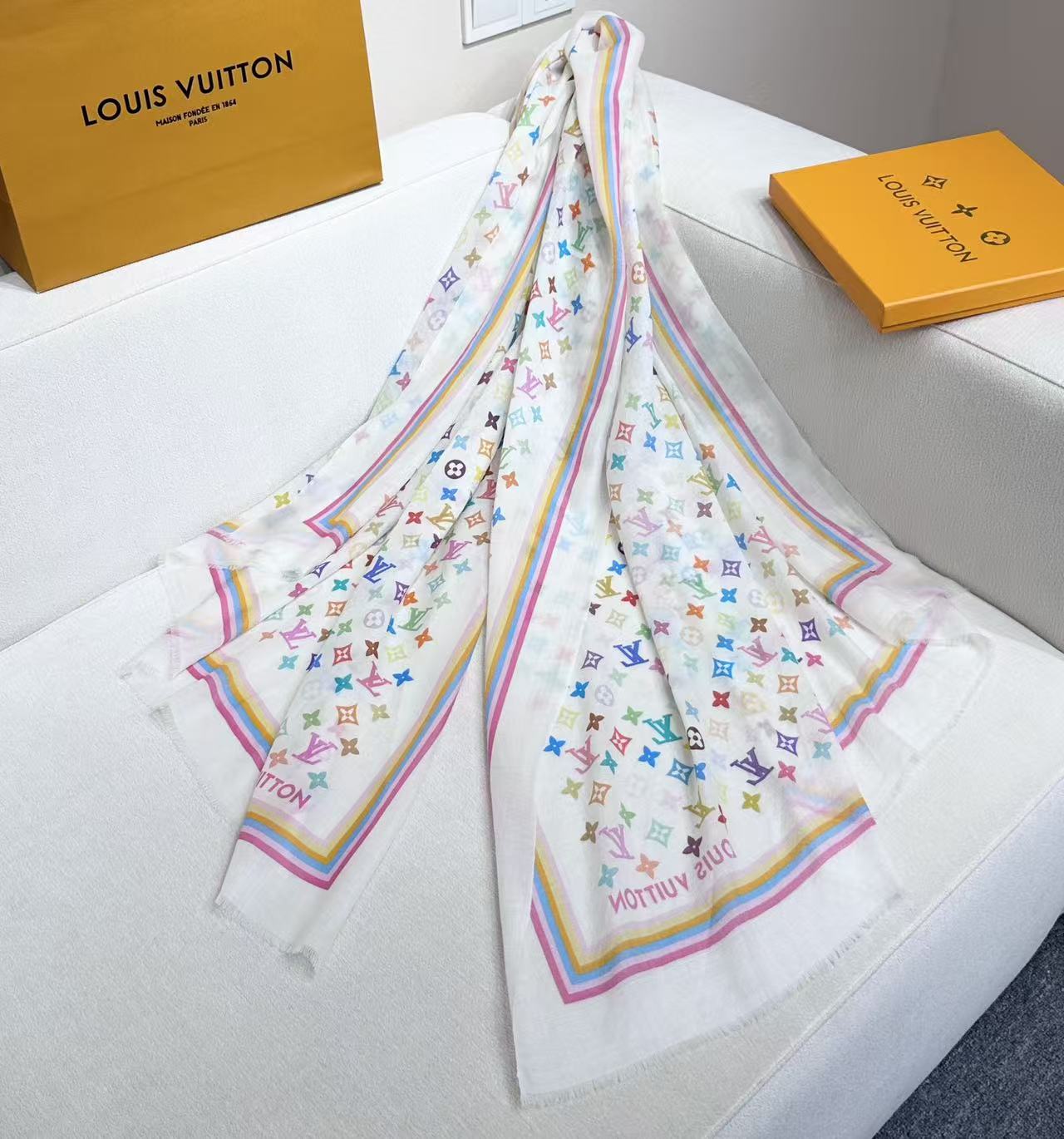 Lv 家 2025最新款[得意]真心赞，高品质羊绒，我家工厂的密度可以对比！实物真心美 🎀披肩配以印花💓