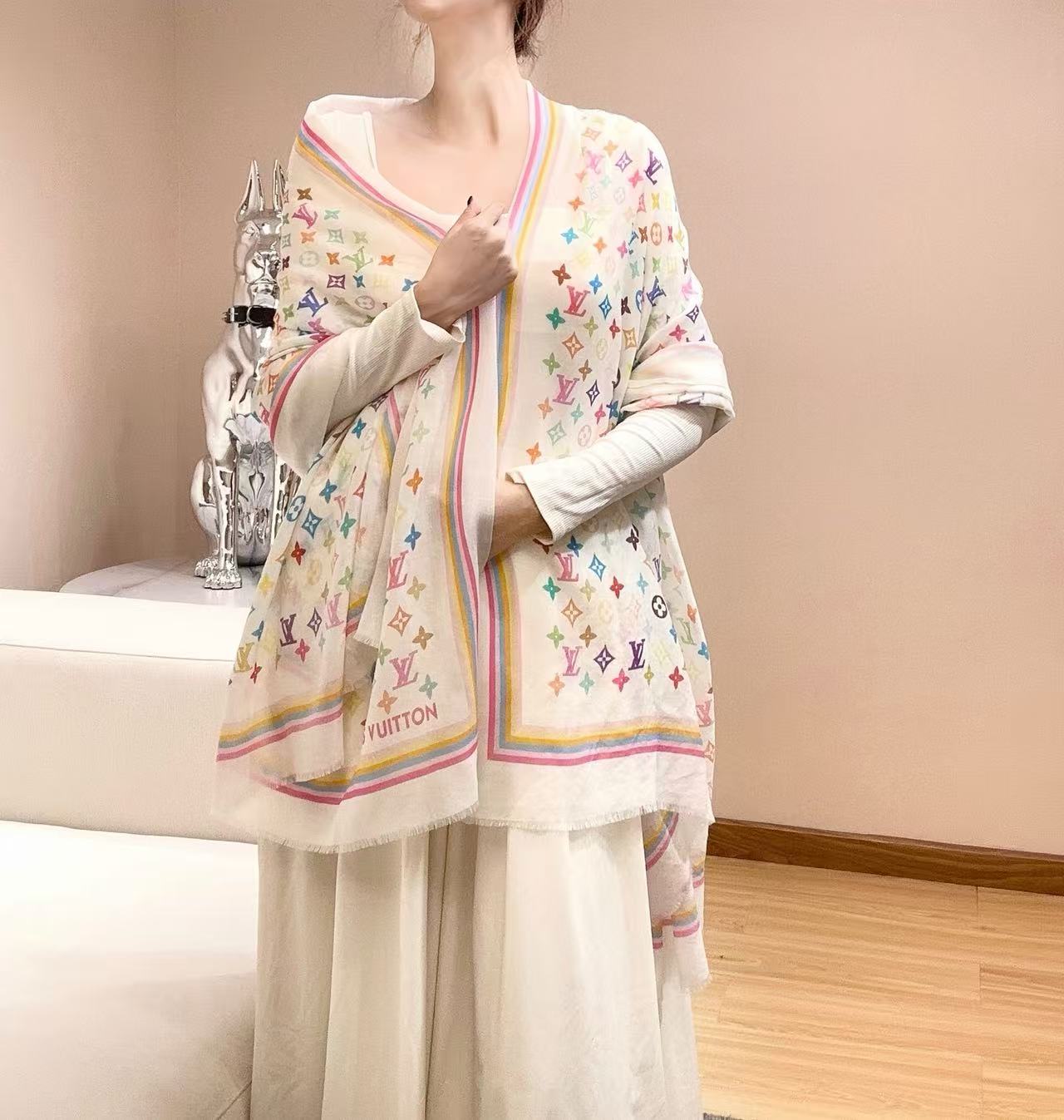 Lv 家 2025最新款[得意]真心赞，高品质羊绒，我家工厂的密度可以对比！实物真心美 🎀披肩配以印花💓