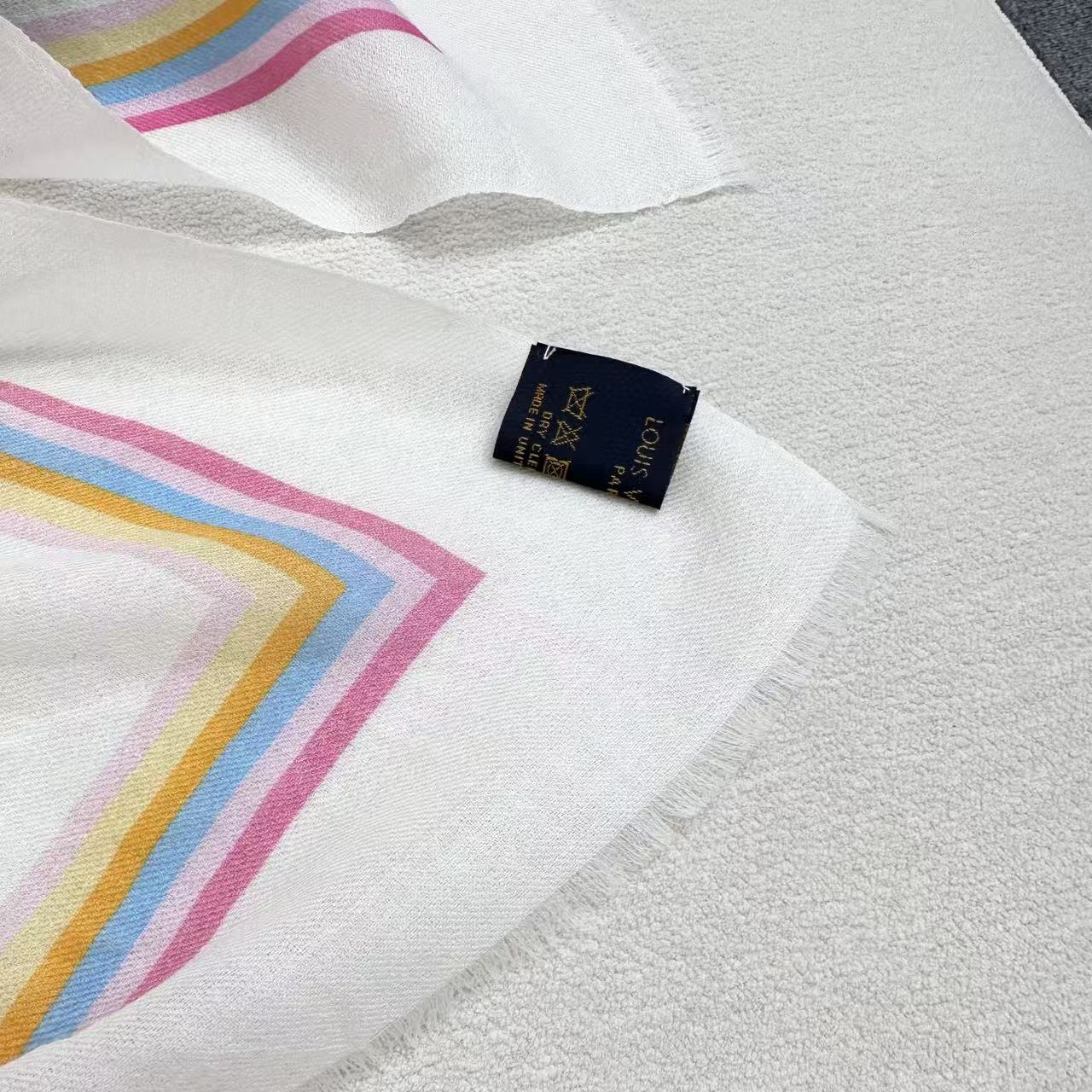 Lv 家 2025最新款[得意]真心赞，高品质羊绒，我家工厂的密度可以对比！实物真心美 🎀披肩配以印花💓