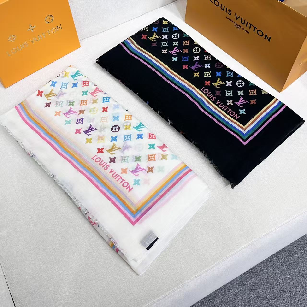 Lv 家 2025最新款[得意]真心赞，高品质羊绒，我家工厂的密度可以对比！实物真心美 🎀披肩配以印花💓