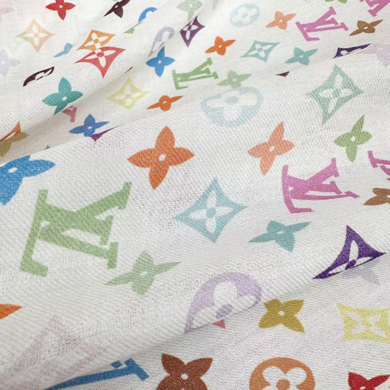 Lv 家 2025最新款[得意]真心赞，高品质羊绒，我家工厂的密度可以对比！实物真心美 🎀披肩配以印花💓