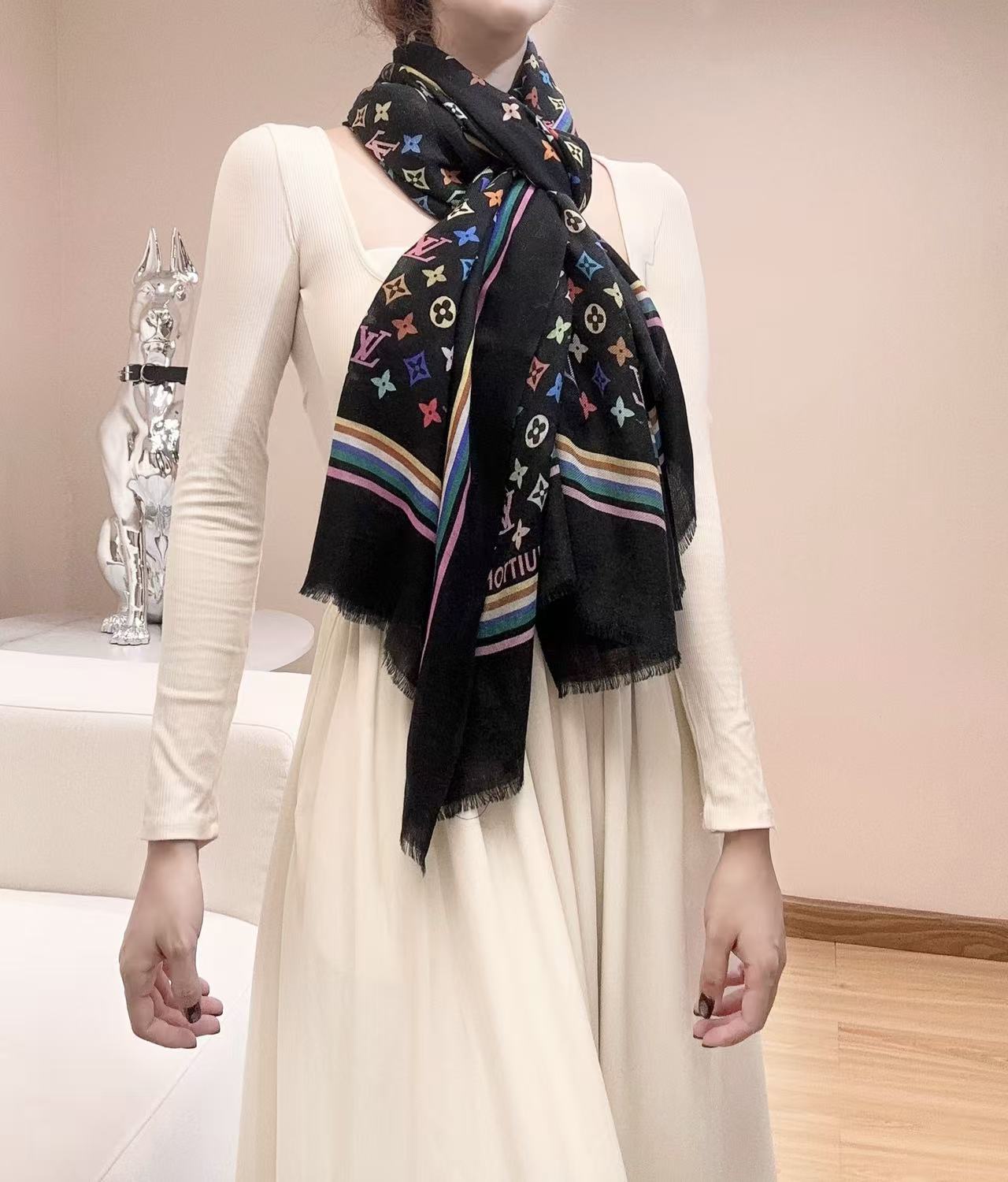 Lv 家 2025最新款[得意]真心赞，高品质羊绒，我家工厂的密度可以对比！实物真心美 🎀披肩配以印花💓